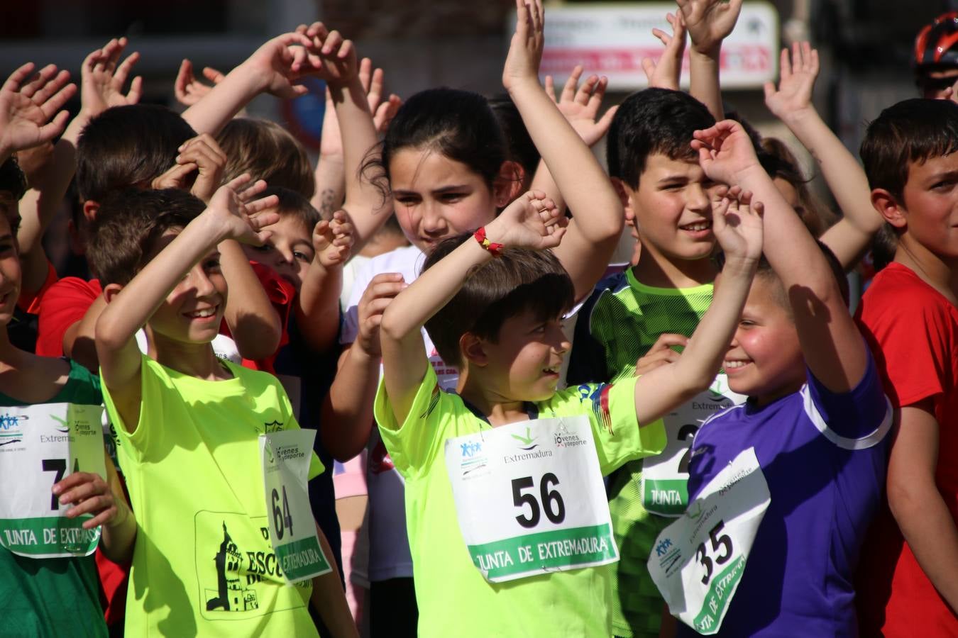 La Plaza de España de Jerez de los Caballeros acogió, ayer, la XXI Carrera Popular y VIII Caminata por la Salud y Solidaridad, organizada por la Concejalía de Juventud y Deportes del Ayuntamiento de Jerez con el apoyo del Programa de Dinamización Deportiva de la Mancomunidad Sierra Suroeste. Esta edición congregó a más de 250 participantes entre todas las categorías y se recaudaron 84 kilos de alimentos y 75 euros destinados a Cruz Roja en Jerez. La citada prueba se consagra, año tras año, como una de las citas deportivas ineludibles y más esperadas por los jerezanos y jerezanas. 