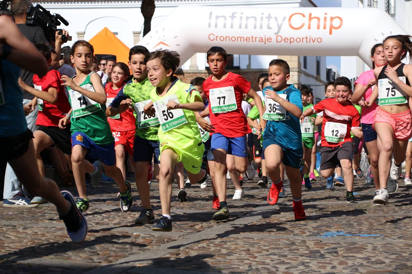 La Plaza de España de Jerez de los Caballeros acogió, ayer, la XXI Carrera Popular y VIII Caminata por la Salud y Solidaridad, organizada por la Concejalía de Juventud y Deportes del Ayuntamiento de Jerez con el apoyo del Programa de Dinamización Deportiva de la Mancomunidad Sierra Suroeste. Esta edición congregó a más de 250 participantes entre todas las categorías y se recaudaron 84 kilos de alimentos y 75 euros destinados a Cruz Roja en Jerez. La citada prueba se consagra, año tras año, como una de las citas deportivas ineludibles y más esperadas por los jerezanos y jerezanas. 