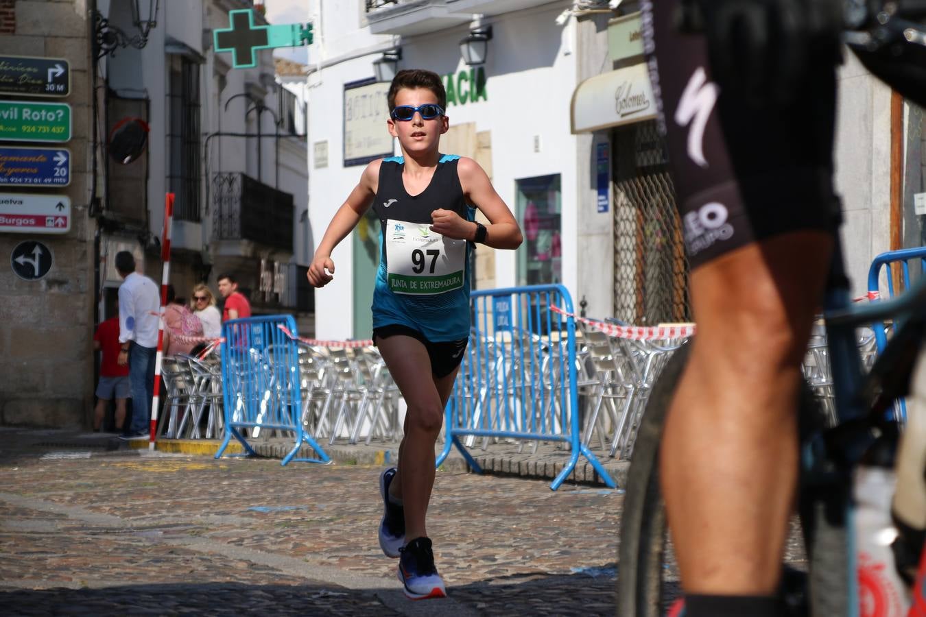 La Plaza de España de Jerez de los Caballeros acogió, ayer, la XXI Carrera Popular y VIII Caminata por la Salud y Solidaridad, organizada por la Concejalía de Juventud y Deportes del Ayuntamiento de Jerez con el apoyo del Programa de Dinamización Deportiva de la Mancomunidad Sierra Suroeste. Esta edición congregó a más de 250 participantes entre todas las categorías y se recaudaron 84 kilos de alimentos y 75 euros destinados a Cruz Roja en Jerez. La citada prueba se consagra, año tras año, como una de las citas deportivas ineludibles y más esperadas por los jerezanos y jerezanas. 