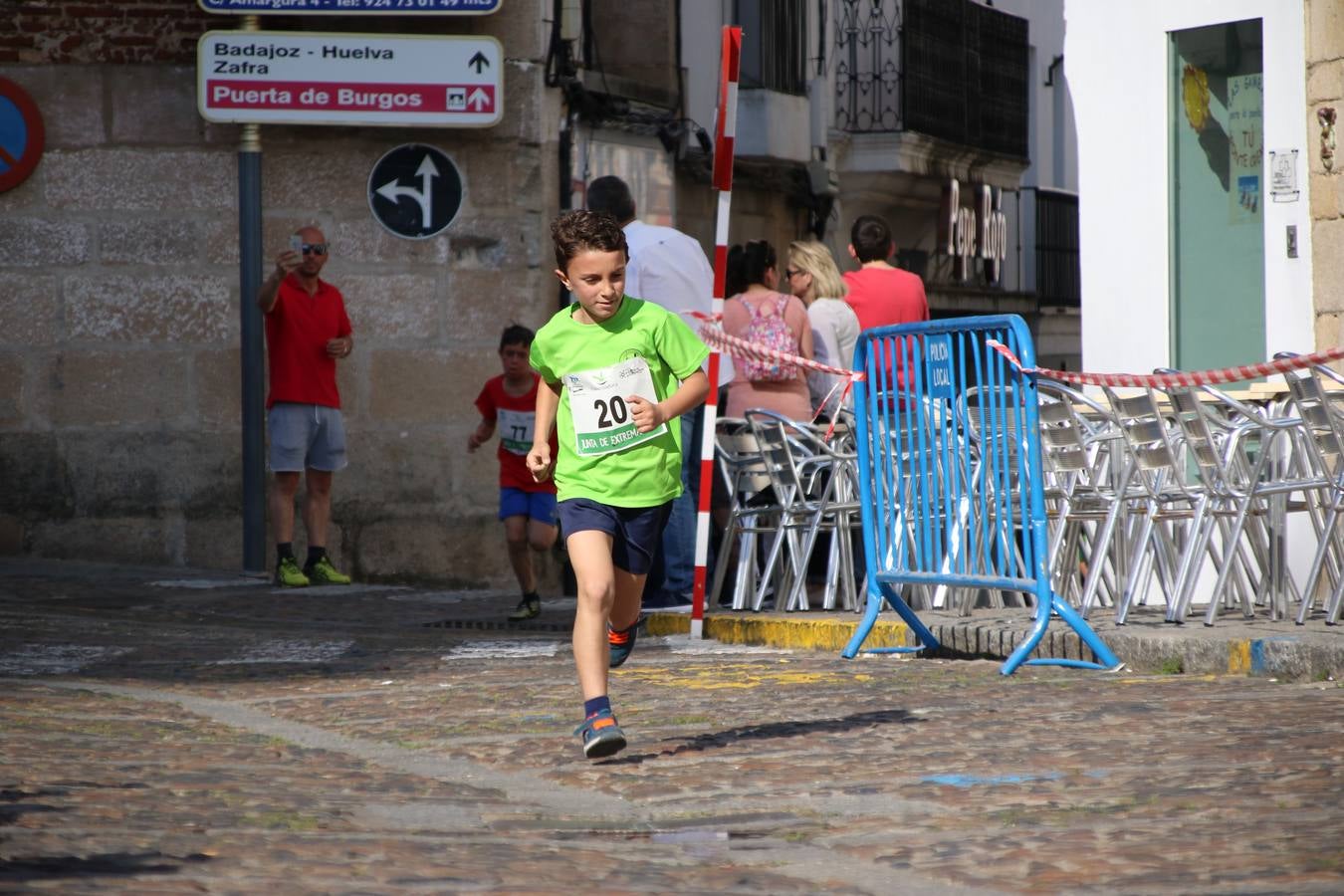 La Plaza de España de Jerez de los Caballeros acogió, ayer, la XXI Carrera Popular y VIII Caminata por la Salud y Solidaridad, organizada por la Concejalía de Juventud y Deportes del Ayuntamiento de Jerez con el apoyo del Programa de Dinamización Deportiva de la Mancomunidad Sierra Suroeste. Esta edición congregó a más de 250 participantes entre todas las categorías y se recaudaron 84 kilos de alimentos y 75 euros destinados a Cruz Roja en Jerez. La citada prueba se consagra, año tras año, como una de las citas deportivas ineludibles y más esperadas por los jerezanos y jerezanas. 