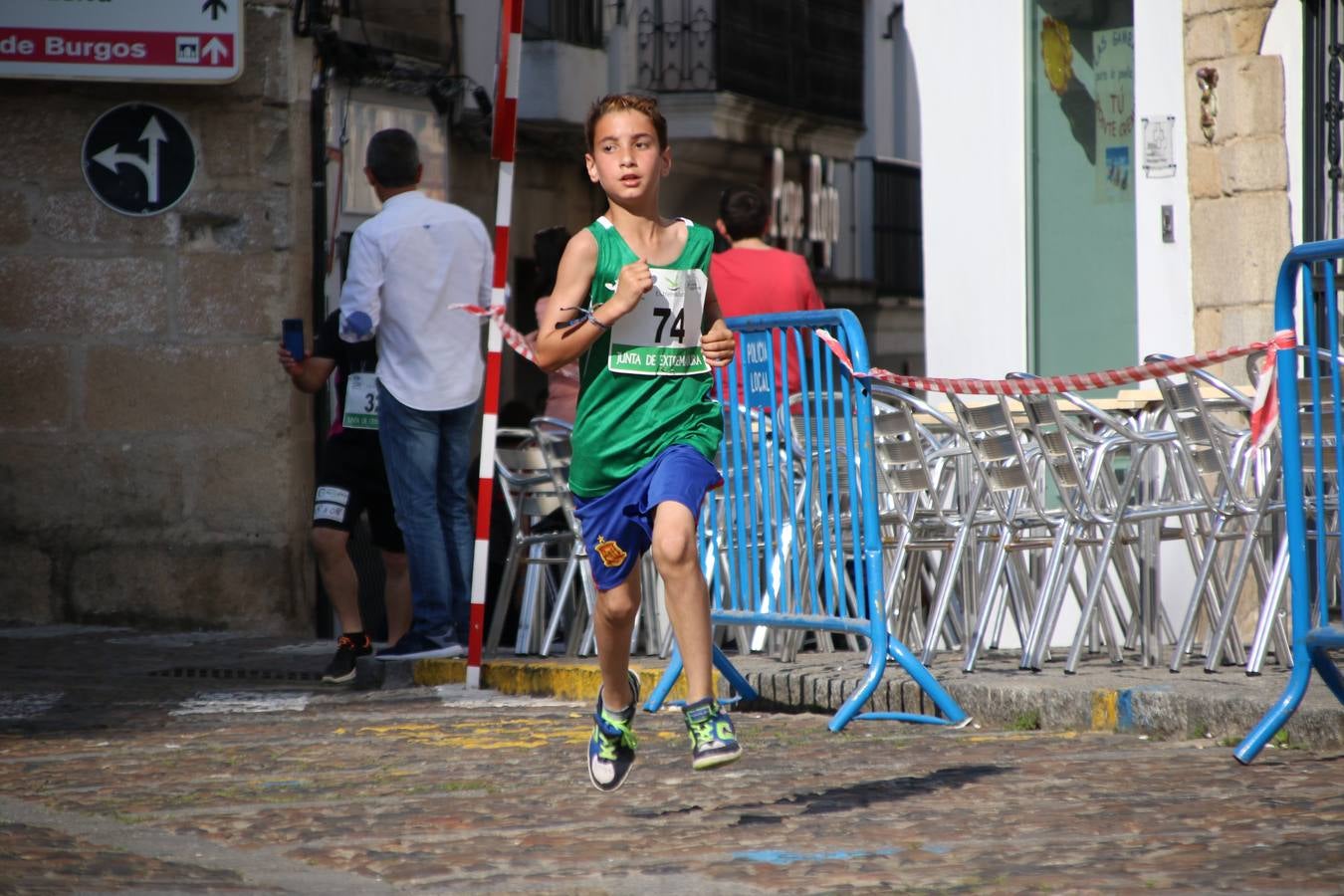 La Plaza de España de Jerez de los Caballeros acogió, ayer, la XXI Carrera Popular y VIII Caminata por la Salud y Solidaridad, organizada por la Concejalía de Juventud y Deportes del Ayuntamiento de Jerez con el apoyo del Programa de Dinamización Deportiva de la Mancomunidad Sierra Suroeste. Esta edición congregó a más de 250 participantes entre todas las categorías y se recaudaron 84 kilos de alimentos y 75 euros destinados a Cruz Roja en Jerez. La citada prueba se consagra, año tras año, como una de las citas deportivas ineludibles y más esperadas por los jerezanos y jerezanas. 
