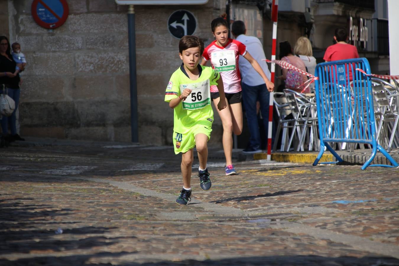 La Plaza de España de Jerez de los Caballeros acogió, ayer, la XXI Carrera Popular y VIII Caminata por la Salud y Solidaridad, organizada por la Concejalía de Juventud y Deportes del Ayuntamiento de Jerez con el apoyo del Programa de Dinamización Deportiva de la Mancomunidad Sierra Suroeste. Esta edición congregó a más de 250 participantes entre todas las categorías y se recaudaron 84 kilos de alimentos y 75 euros destinados a Cruz Roja en Jerez. La citada prueba se consagra, año tras año, como una de las citas deportivas ineludibles y más esperadas por los jerezanos y jerezanas. 