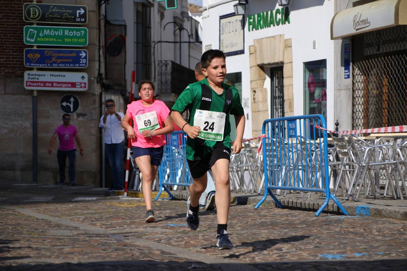 La Plaza de España de Jerez de los Caballeros acogió, ayer, la XXI Carrera Popular y VIII Caminata por la Salud y Solidaridad, organizada por la Concejalía de Juventud y Deportes del Ayuntamiento de Jerez con el apoyo del Programa de Dinamización Deportiva de la Mancomunidad Sierra Suroeste. Esta edición congregó a más de 250 participantes entre todas las categorías y se recaudaron 84 kilos de alimentos y 75 euros destinados a Cruz Roja en Jerez. La citada prueba se consagra, año tras año, como una de las citas deportivas ineludibles y más esperadas por los jerezanos y jerezanas. 