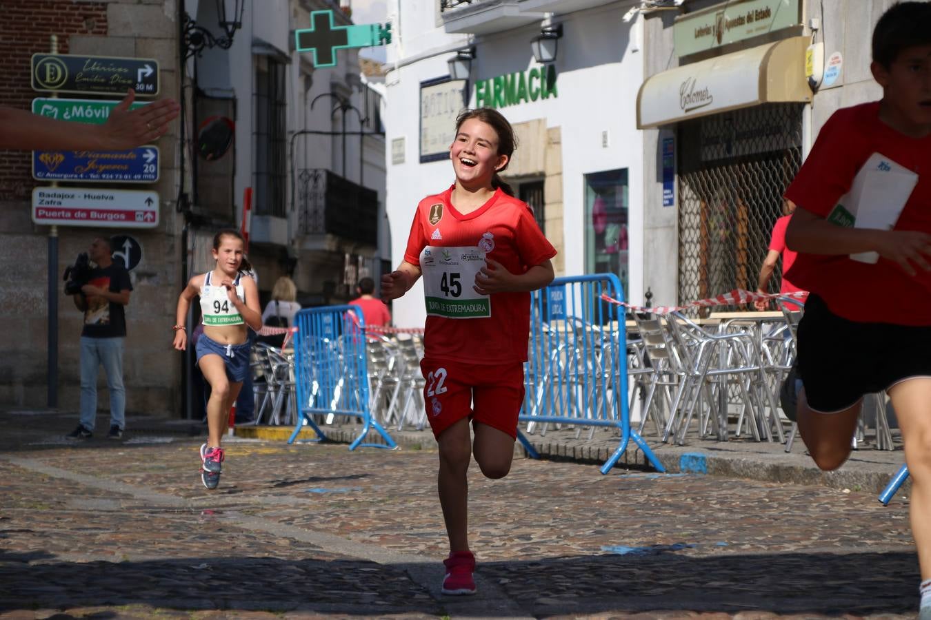 La Plaza de España de Jerez de los Caballeros acogió, ayer, la XXI Carrera Popular y VIII Caminata por la Salud y Solidaridad, organizada por la Concejalía de Juventud y Deportes del Ayuntamiento de Jerez con el apoyo del Programa de Dinamización Deportiva de la Mancomunidad Sierra Suroeste. Esta edición congregó a más de 250 participantes entre todas las categorías y se recaudaron 84 kilos de alimentos y 75 euros destinados a Cruz Roja en Jerez. La citada prueba se consagra, año tras año, como una de las citas deportivas ineludibles y más esperadas por los jerezanos y jerezanas. 