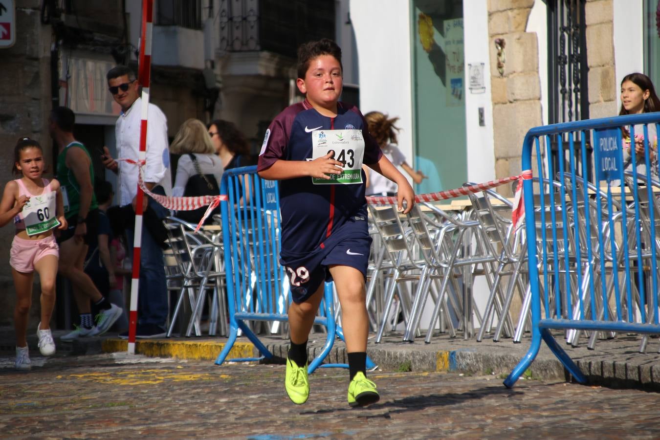 La Plaza de España de Jerez de los Caballeros acogió, ayer, la XXI Carrera Popular y VIII Caminata por la Salud y Solidaridad, organizada por la Concejalía de Juventud y Deportes del Ayuntamiento de Jerez con el apoyo del Programa de Dinamización Deportiva de la Mancomunidad Sierra Suroeste. Esta edición congregó a más de 250 participantes entre todas las categorías y se recaudaron 84 kilos de alimentos y 75 euros destinados a Cruz Roja en Jerez. La citada prueba se consagra, año tras año, como una de las citas deportivas ineludibles y más esperadas por los jerezanos y jerezanas. 