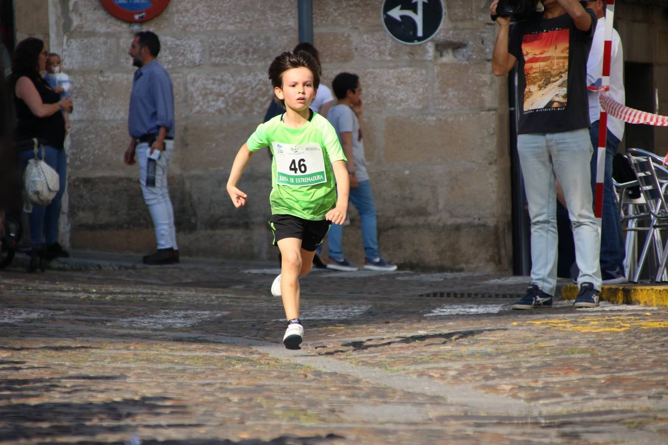 La Plaza de España de Jerez de los Caballeros acogió, ayer, la XXI Carrera Popular y VIII Caminata por la Salud y Solidaridad, organizada por la Concejalía de Juventud y Deportes del Ayuntamiento de Jerez con el apoyo del Programa de Dinamización Deportiva de la Mancomunidad Sierra Suroeste. Esta edición congregó a más de 250 participantes entre todas las categorías y se recaudaron 84 kilos de alimentos y 75 euros destinados a Cruz Roja en Jerez. La citada prueba se consagra, año tras año, como una de las citas deportivas ineludibles y más esperadas por los jerezanos y jerezanas. 