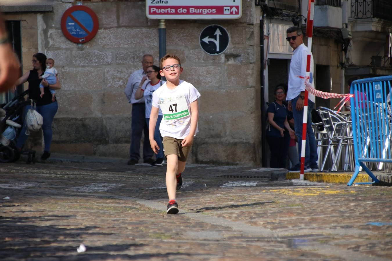 La Plaza de España de Jerez de los Caballeros acogió, ayer, la XXI Carrera Popular y VIII Caminata por la Salud y Solidaridad, organizada por la Concejalía de Juventud y Deportes del Ayuntamiento de Jerez con el apoyo del Programa de Dinamización Deportiva de la Mancomunidad Sierra Suroeste. Esta edición congregó a más de 250 participantes entre todas las categorías y se recaudaron 84 kilos de alimentos y 75 euros destinados a Cruz Roja en Jerez. La citada prueba se consagra, año tras año, como una de las citas deportivas ineludibles y más esperadas por los jerezanos y jerezanas. 