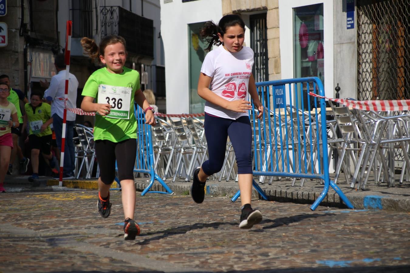 La Plaza de España de Jerez de los Caballeros acogió, ayer, la XXI Carrera Popular y VIII Caminata por la Salud y Solidaridad, organizada por la Concejalía de Juventud y Deportes del Ayuntamiento de Jerez con el apoyo del Programa de Dinamización Deportiva de la Mancomunidad Sierra Suroeste. Esta edición congregó a más de 250 participantes entre todas las categorías y se recaudaron 84 kilos de alimentos y 75 euros destinados a Cruz Roja en Jerez. La citada prueba se consagra, año tras año, como una de las citas deportivas ineludibles y más esperadas por los jerezanos y jerezanas. 