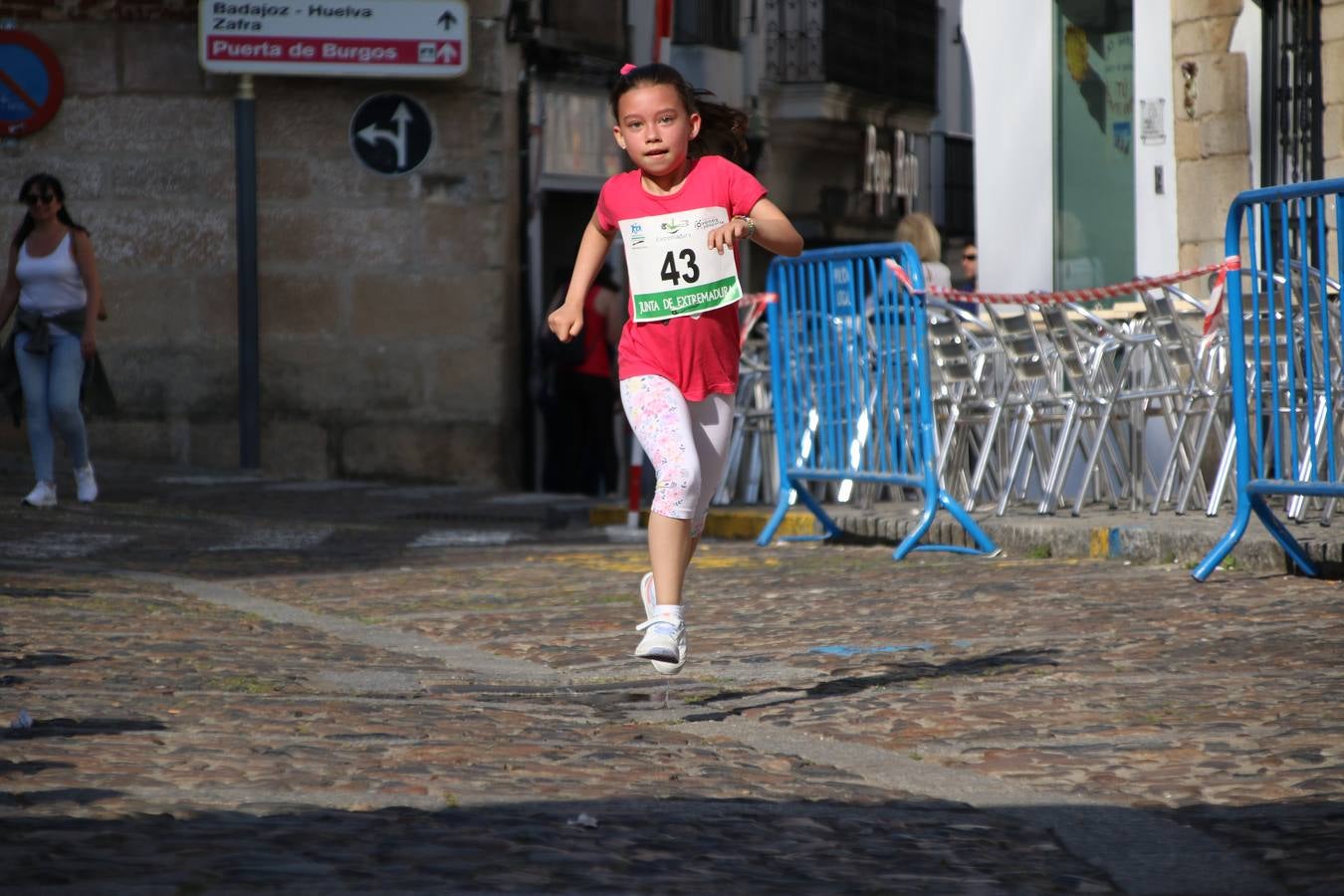 La Plaza de España de Jerez de los Caballeros acogió, ayer, la XXI Carrera Popular y VIII Caminata por la Salud y Solidaridad, organizada por la Concejalía de Juventud y Deportes del Ayuntamiento de Jerez con el apoyo del Programa de Dinamización Deportiva de la Mancomunidad Sierra Suroeste. Esta edición congregó a más de 250 participantes entre todas las categorías y se recaudaron 84 kilos de alimentos y 75 euros destinados a Cruz Roja en Jerez. La citada prueba se consagra, año tras año, como una de las citas deportivas ineludibles y más esperadas por los jerezanos y jerezanas. 