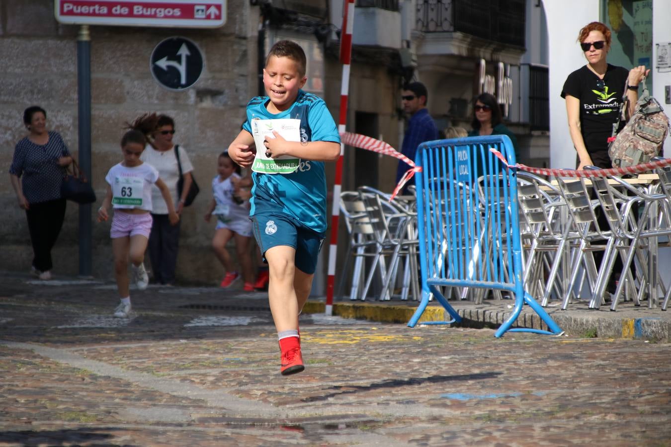 La Plaza de España de Jerez de los Caballeros acogió, ayer, la XXI Carrera Popular y VIII Caminata por la Salud y Solidaridad, organizada por la Concejalía de Juventud y Deportes del Ayuntamiento de Jerez con el apoyo del Programa de Dinamización Deportiva de la Mancomunidad Sierra Suroeste. Esta edición congregó a más de 250 participantes entre todas las categorías y se recaudaron 84 kilos de alimentos y 75 euros destinados a Cruz Roja en Jerez. La citada prueba se consagra, año tras año, como una de las citas deportivas ineludibles y más esperadas por los jerezanos y jerezanas. 