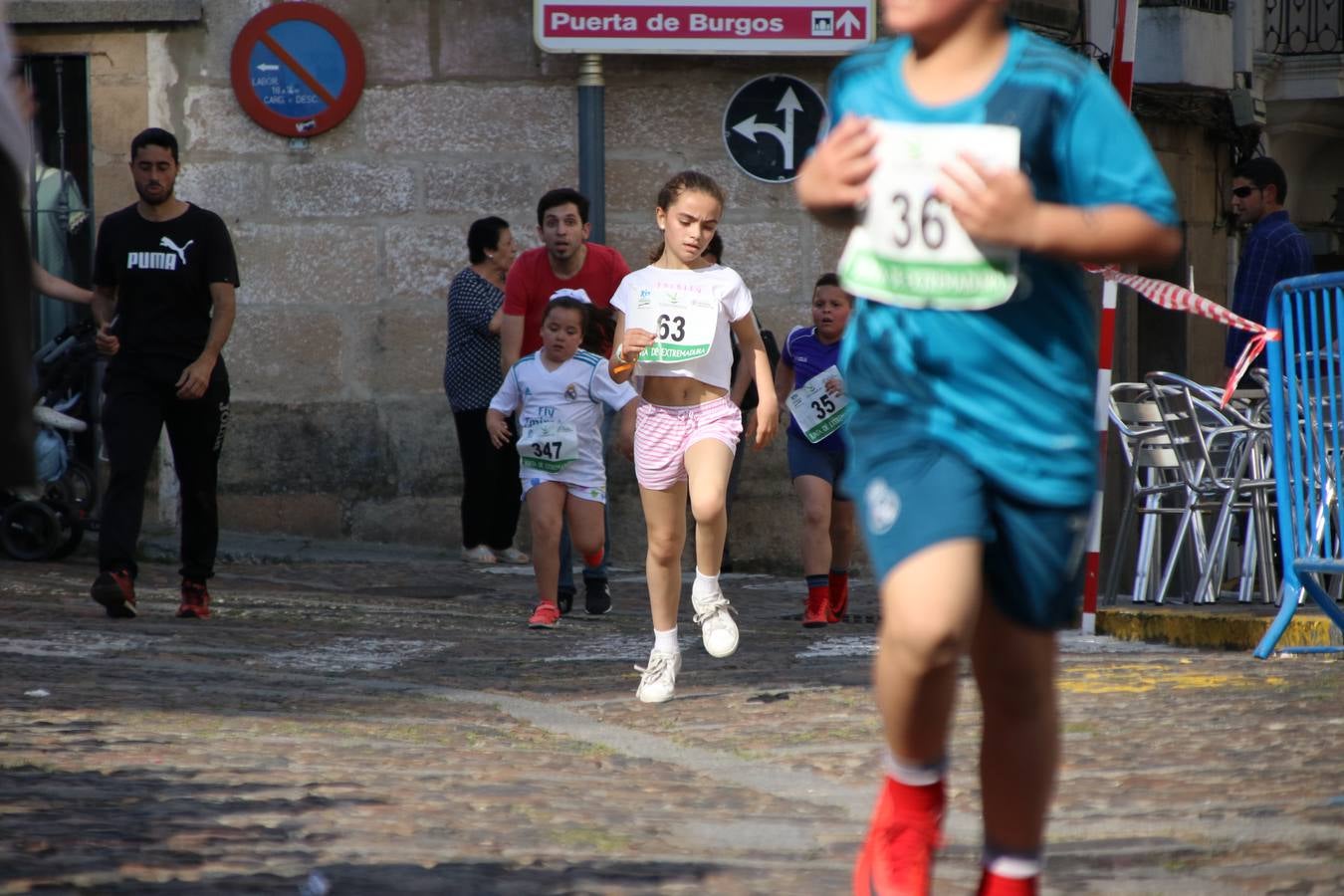 La Plaza de España de Jerez de los Caballeros acogió, ayer, la XXI Carrera Popular y VIII Caminata por la Salud y Solidaridad, organizada por la Concejalía de Juventud y Deportes del Ayuntamiento de Jerez con el apoyo del Programa de Dinamización Deportiva de la Mancomunidad Sierra Suroeste. Esta edición congregó a más de 250 participantes entre todas las categorías y se recaudaron 84 kilos de alimentos y 75 euros destinados a Cruz Roja en Jerez. La citada prueba se consagra, año tras año, como una de las citas deportivas ineludibles y más esperadas por los jerezanos y jerezanas. 