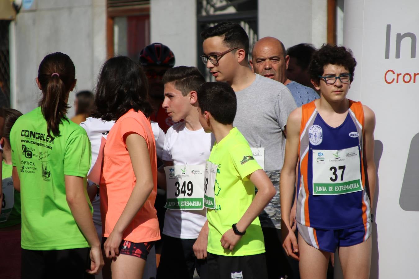 La Plaza de España de Jerez de los Caballeros acogió, ayer, la XXI Carrera Popular y VIII Caminata por la Salud y Solidaridad, organizada por la Concejalía de Juventud y Deportes del Ayuntamiento de Jerez con el apoyo del Programa de Dinamización Deportiva de la Mancomunidad Sierra Suroeste. Esta edición congregó a más de 250 participantes entre todas las categorías y se recaudaron 84 kilos de alimentos y 75 euros destinados a Cruz Roja en Jerez. La citada prueba se consagra, año tras año, como una de las citas deportivas ineludibles y más esperadas por los jerezanos y jerezanas. 