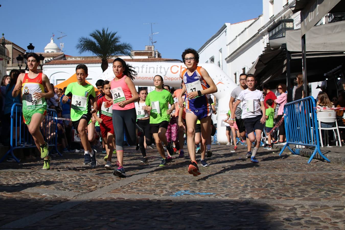 La Plaza de España de Jerez de los Caballeros acogió, ayer, la XXI Carrera Popular y VIII Caminata por la Salud y Solidaridad, organizada por la Concejalía de Juventud y Deportes del Ayuntamiento de Jerez con el apoyo del Programa de Dinamización Deportiva de la Mancomunidad Sierra Suroeste. Esta edición congregó a más de 250 participantes entre todas las categorías y se recaudaron 84 kilos de alimentos y 75 euros destinados a Cruz Roja en Jerez. La citada prueba se consagra, año tras año, como una de las citas deportivas ineludibles y más esperadas por los jerezanos y jerezanas. 