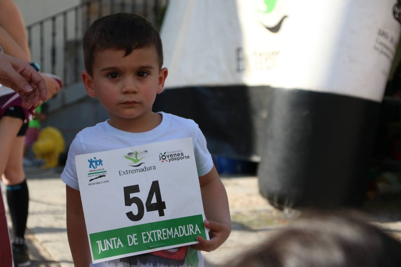 La Plaza de España de Jerez de los Caballeros acogió, ayer, la XXI Carrera Popular y VIII Caminata por la Salud y Solidaridad, organizada por la Concejalía de Juventud y Deportes del Ayuntamiento de Jerez con el apoyo del Programa de Dinamización Deportiva de la Mancomunidad Sierra Suroeste. Esta edición congregó a más de 250 participantes entre todas las categorías y se recaudaron 84 kilos de alimentos y 75 euros destinados a Cruz Roja en Jerez. La citada prueba se consagra, año tras año, como una de las citas deportivas ineludibles y más esperadas por los jerezanos y jerezanas. 