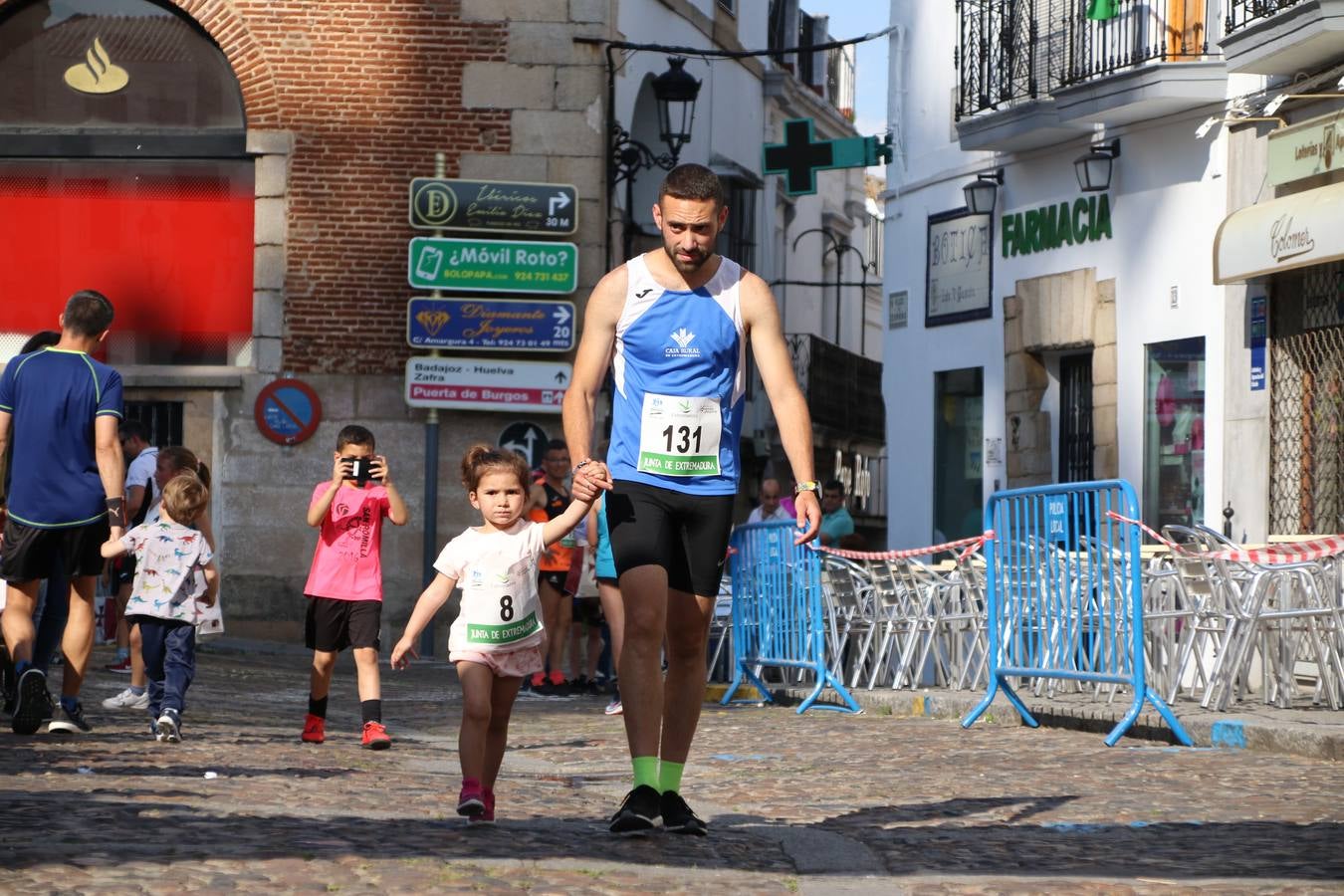 La Plaza de España de Jerez de los Caballeros acogió, ayer, la XXI Carrera Popular y VIII Caminata por la Salud y Solidaridad, organizada por la Concejalía de Juventud y Deportes del Ayuntamiento de Jerez con el apoyo del Programa de Dinamización Deportiva de la Mancomunidad Sierra Suroeste. Esta edición congregó a más de 250 participantes entre todas las categorías y se recaudaron 84 kilos de alimentos y 75 euros destinados a Cruz Roja en Jerez. La citada prueba se consagra, año tras año, como una de las citas deportivas ineludibles y más esperadas por los jerezanos y jerezanas. 
