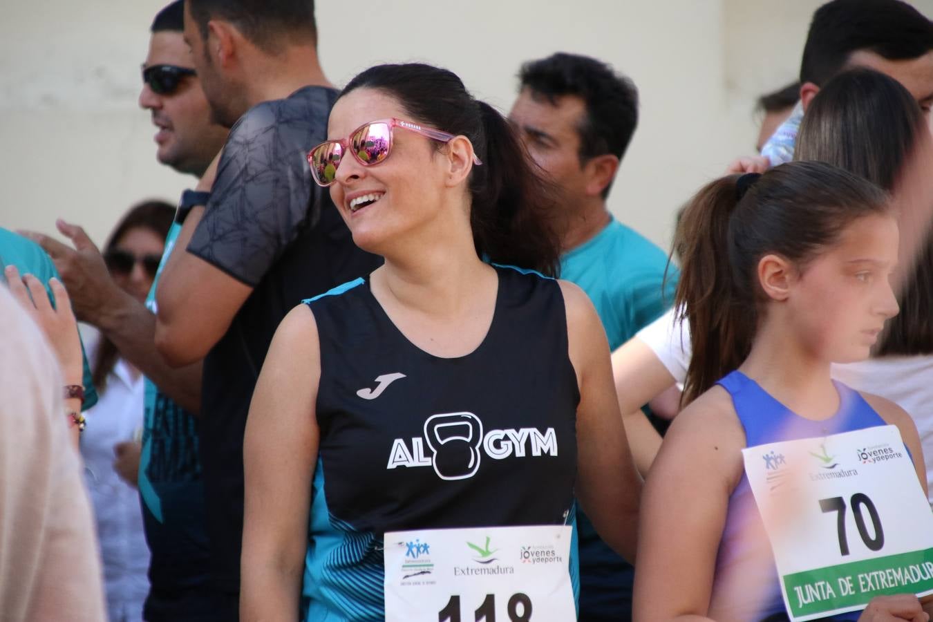 La Plaza de España de Jerez de los Caballeros acogió, ayer, la XXI Carrera Popular y VIII Caminata por la Salud y Solidaridad, organizada por la Concejalía de Juventud y Deportes del Ayuntamiento de Jerez con el apoyo del Programa de Dinamización Deportiva de la Mancomunidad Sierra Suroeste. Esta edición congregó a más de 250 participantes entre todas las categorías y se recaudaron 84 kilos de alimentos y 75 euros destinados a Cruz Roja en Jerez. La citada prueba se consagra, año tras año, como una de las citas deportivas ineludibles y más esperadas por los jerezanos y jerezanas. 