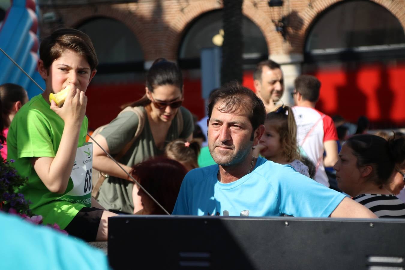 La Plaza de España de Jerez de los Caballeros acogió, ayer, la XXI Carrera Popular y VIII Caminata por la Salud y Solidaridad, organizada por la Concejalía de Juventud y Deportes del Ayuntamiento de Jerez con el apoyo del Programa de Dinamización Deportiva de la Mancomunidad Sierra Suroeste. Esta edición congregó a más de 250 participantes entre todas las categorías y se recaudaron 84 kilos de alimentos y 75 euros destinados a Cruz Roja en Jerez. La citada prueba se consagra, año tras año, como una de las citas deportivas ineludibles y más esperadas por los jerezanos y jerezanas. 