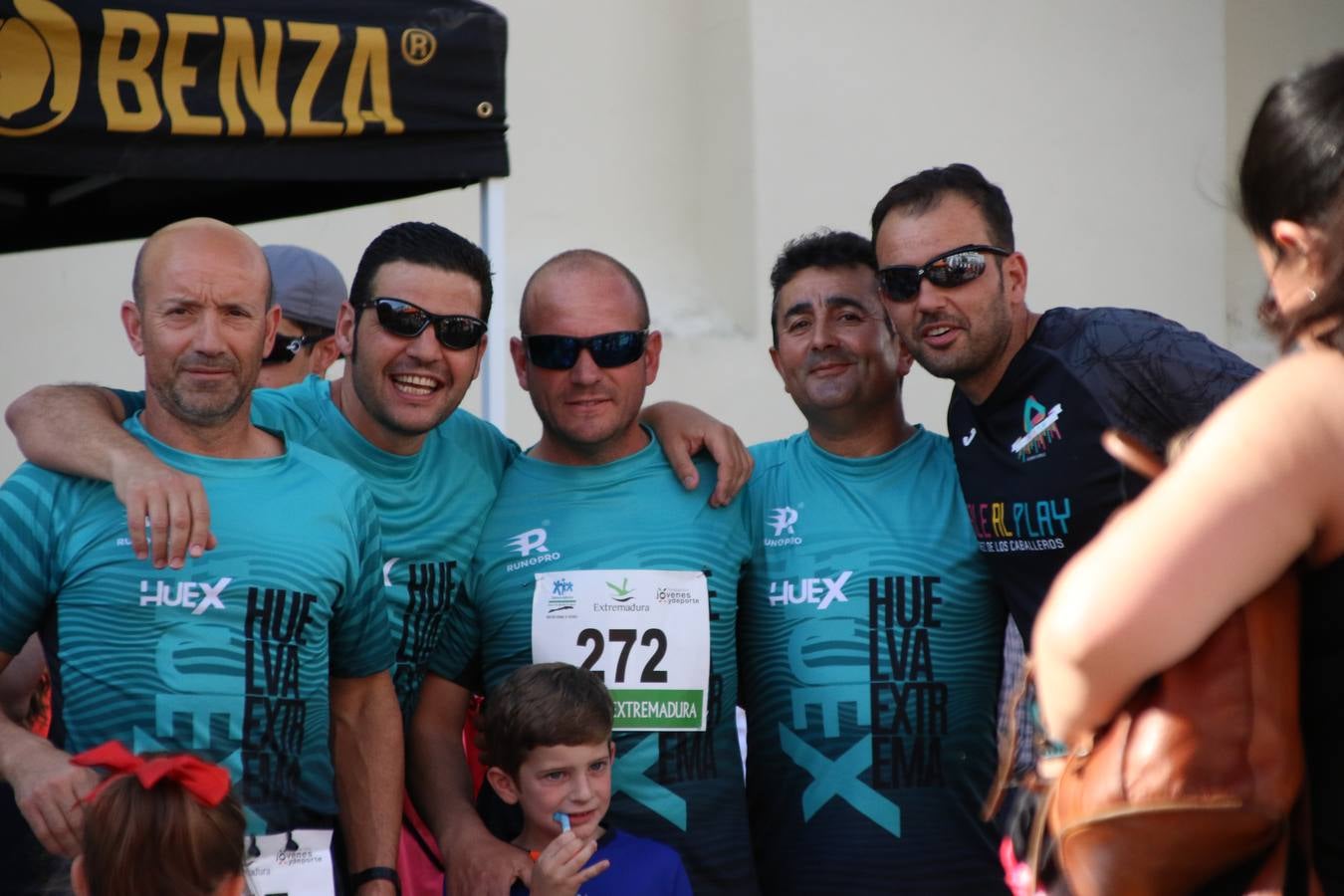La Plaza de España de Jerez de los Caballeros acogió, ayer, la XXI Carrera Popular y VIII Caminata por la Salud y Solidaridad, organizada por la Concejalía de Juventud y Deportes del Ayuntamiento de Jerez con el apoyo del Programa de Dinamización Deportiva de la Mancomunidad Sierra Suroeste. Esta edición congregó a más de 250 participantes entre todas las categorías y se recaudaron 84 kilos de alimentos y 75 euros destinados a Cruz Roja en Jerez. La citada prueba se consagra, año tras año, como una de las citas deportivas ineludibles y más esperadas por los jerezanos y jerezanas. 
