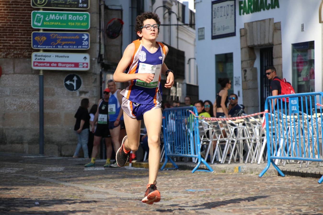 La Plaza de España de Jerez de los Caballeros acogió, ayer, la XXI Carrera Popular y VIII Caminata por la Salud y Solidaridad, organizada por la Concejalía de Juventud y Deportes del Ayuntamiento de Jerez con el apoyo del Programa de Dinamización Deportiva de la Mancomunidad Sierra Suroeste. Esta edición congregó a más de 250 participantes entre todas las categorías y se recaudaron 84 kilos de alimentos y 75 euros destinados a Cruz Roja en Jerez. La citada prueba se consagra, año tras año, como una de las citas deportivas ineludibles y más esperadas por los jerezanos y jerezanas. 