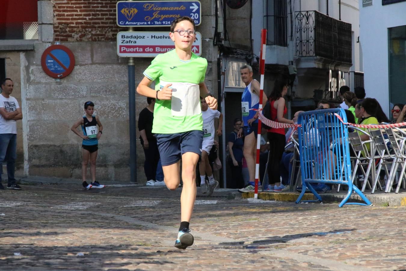 La Plaza de España de Jerez de los Caballeros acogió, ayer, la XXI Carrera Popular y VIII Caminata por la Salud y Solidaridad, organizada por la Concejalía de Juventud y Deportes del Ayuntamiento de Jerez con el apoyo del Programa de Dinamización Deportiva de la Mancomunidad Sierra Suroeste. Esta edición congregó a más de 250 participantes entre todas las categorías y se recaudaron 84 kilos de alimentos y 75 euros destinados a Cruz Roja en Jerez. La citada prueba se consagra, año tras año, como una de las citas deportivas ineludibles y más esperadas por los jerezanos y jerezanas. 