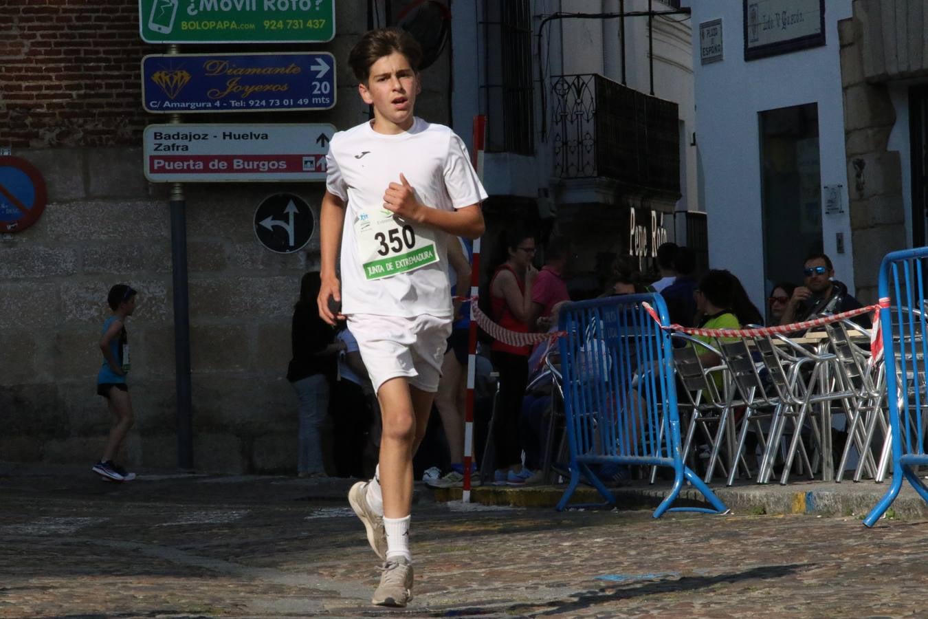 La Plaza de España de Jerez de los Caballeros acogió, ayer, la XXI Carrera Popular y VIII Caminata por la Salud y Solidaridad, organizada por la Concejalía de Juventud y Deportes del Ayuntamiento de Jerez con el apoyo del Programa de Dinamización Deportiva de la Mancomunidad Sierra Suroeste. Esta edición congregó a más de 250 participantes entre todas las categorías y se recaudaron 84 kilos de alimentos y 75 euros destinados a Cruz Roja en Jerez. La citada prueba se consagra, año tras año, como una de las citas deportivas ineludibles y más esperadas por los jerezanos y jerezanas. 