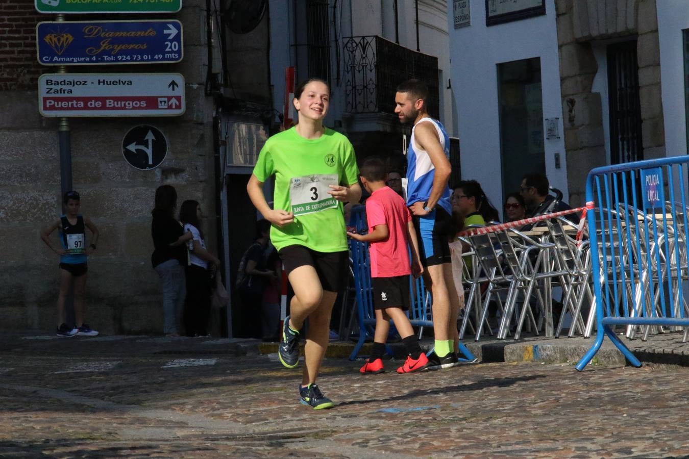 La Plaza de España de Jerez de los Caballeros acogió, ayer, la XXI Carrera Popular y VIII Caminata por la Salud y Solidaridad, organizada por la Concejalía de Juventud y Deportes del Ayuntamiento de Jerez con el apoyo del Programa de Dinamización Deportiva de la Mancomunidad Sierra Suroeste. Esta edición congregó a más de 250 participantes entre todas las categorías y se recaudaron 84 kilos de alimentos y 75 euros destinados a Cruz Roja en Jerez. La citada prueba se consagra, año tras año, como una de las citas deportivas ineludibles y más esperadas por los jerezanos y jerezanas. 