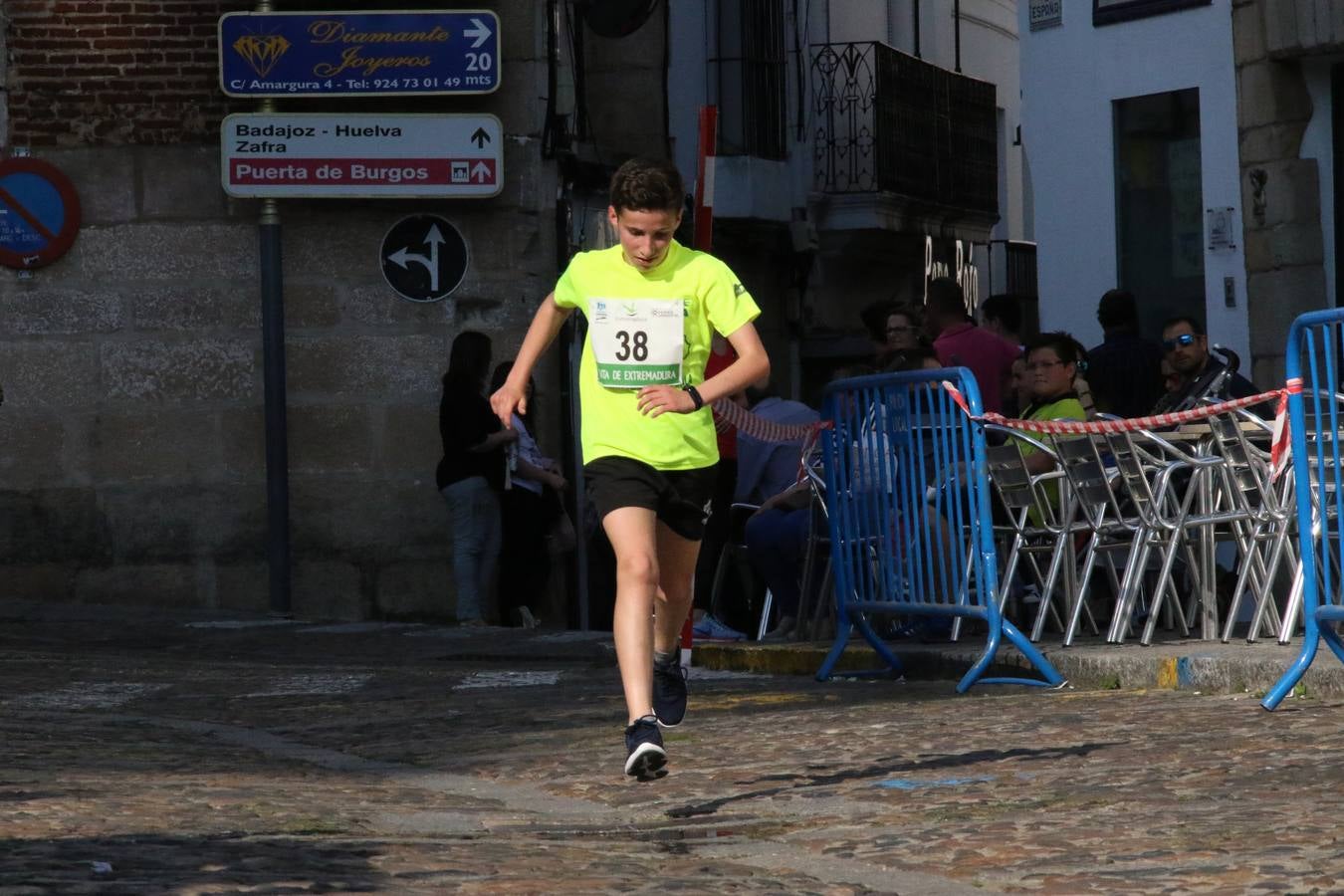 La Plaza de España de Jerez de los Caballeros acogió, ayer, la XXI Carrera Popular y VIII Caminata por la Salud y Solidaridad, organizada por la Concejalía de Juventud y Deportes del Ayuntamiento de Jerez con el apoyo del Programa de Dinamización Deportiva de la Mancomunidad Sierra Suroeste. Esta edición congregó a más de 250 participantes entre todas las categorías y se recaudaron 84 kilos de alimentos y 75 euros destinados a Cruz Roja en Jerez. La citada prueba se consagra, año tras año, como una de las citas deportivas ineludibles y más esperadas por los jerezanos y jerezanas. 