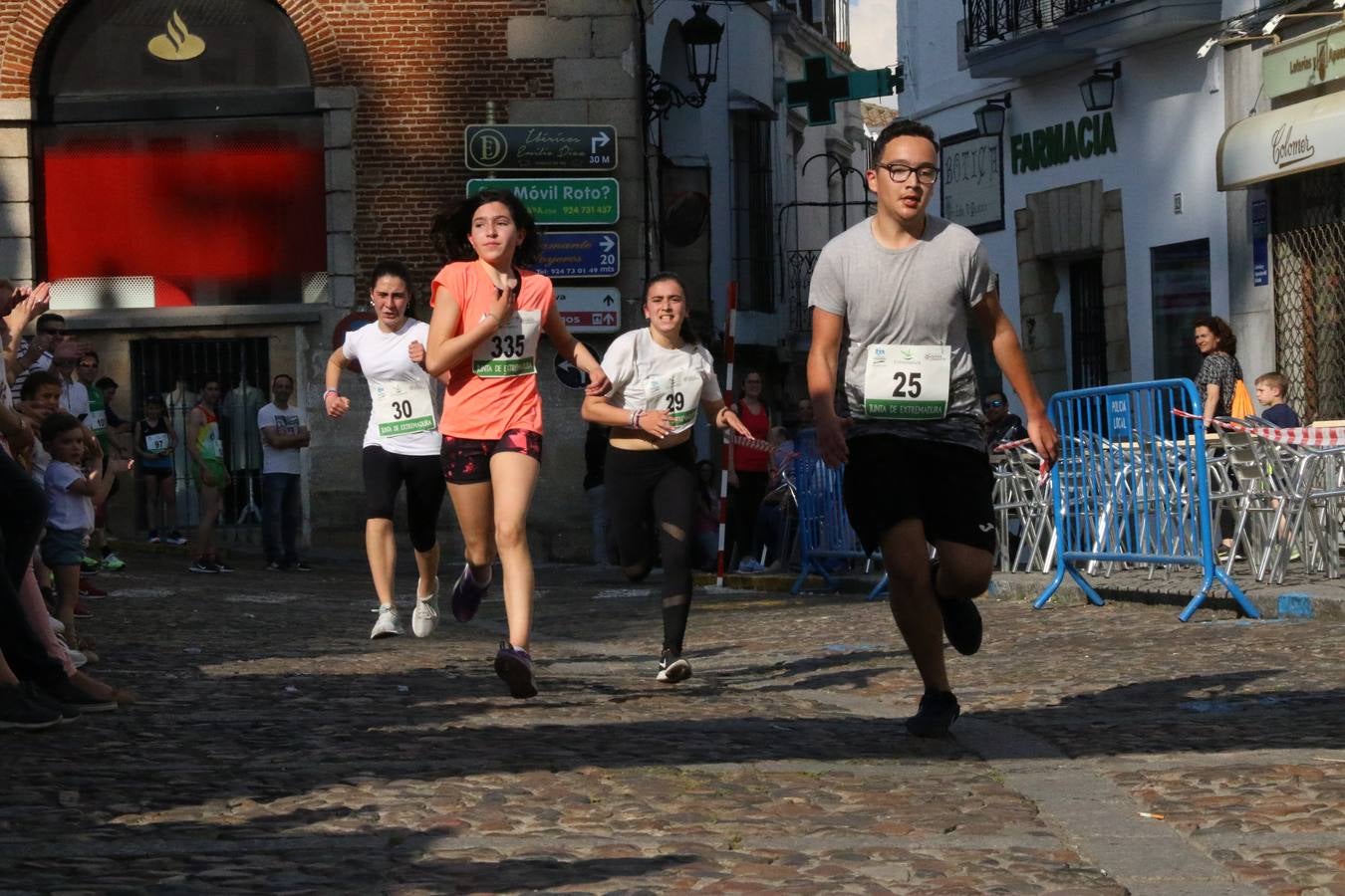 La Plaza de España de Jerez de los Caballeros acogió, ayer, la XXI Carrera Popular y VIII Caminata por la Salud y Solidaridad, organizada por la Concejalía de Juventud y Deportes del Ayuntamiento de Jerez con el apoyo del Programa de Dinamización Deportiva de la Mancomunidad Sierra Suroeste. Esta edición congregó a más de 250 participantes entre todas las categorías y se recaudaron 84 kilos de alimentos y 75 euros destinados a Cruz Roja en Jerez. La citada prueba se consagra, año tras año, como una de las citas deportivas ineludibles y más esperadas por los jerezanos y jerezanas. 