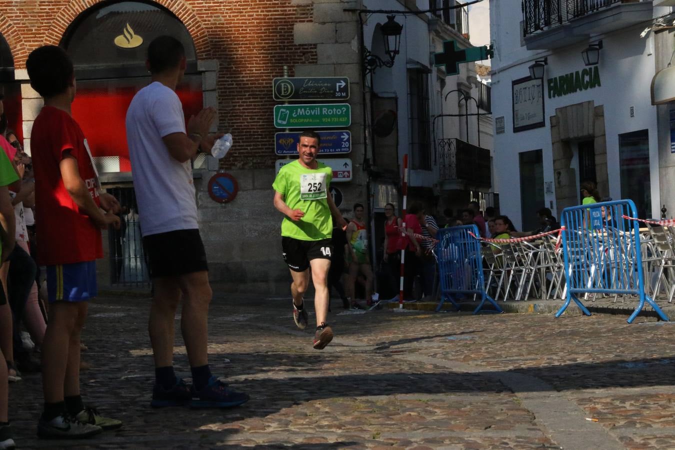 La Plaza de España de Jerez de los Caballeros acogió, ayer, la XXI Carrera Popular y VIII Caminata por la Salud y Solidaridad, organizada por la Concejalía de Juventud y Deportes del Ayuntamiento de Jerez con el apoyo del Programa de Dinamización Deportiva de la Mancomunidad Sierra Suroeste. Esta edición congregó a más de 250 participantes entre todas las categorías y se recaudaron 84 kilos de alimentos y 75 euros destinados a Cruz Roja en Jerez. La citada prueba se consagra, año tras año, como una de las citas deportivas ineludibles y más esperadas por los jerezanos y jerezanas. 