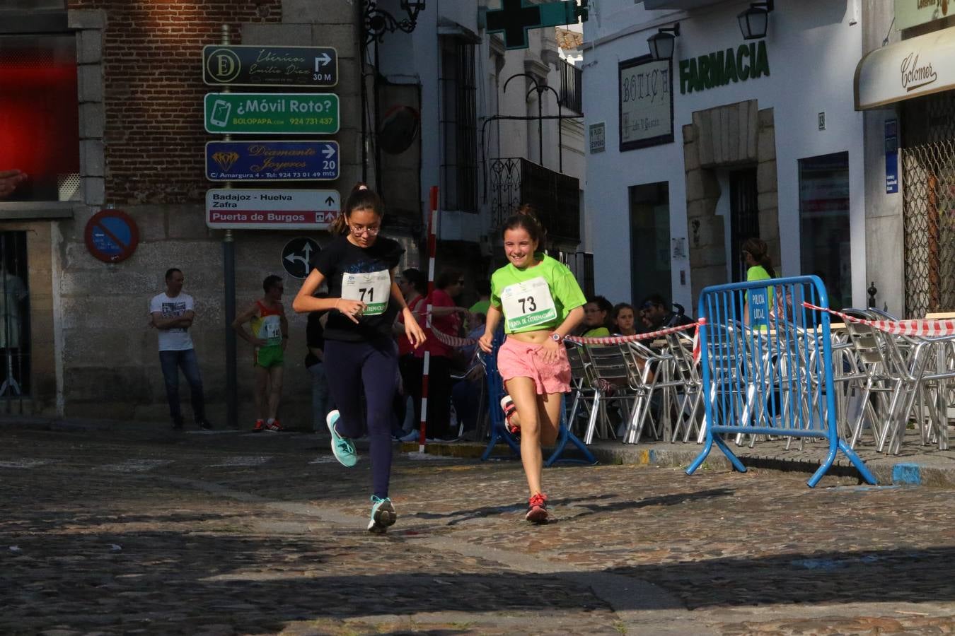 La Plaza de España de Jerez de los Caballeros acogió, ayer, la XXI Carrera Popular y VIII Caminata por la Salud y Solidaridad, organizada por la Concejalía de Juventud y Deportes del Ayuntamiento de Jerez con el apoyo del Programa de Dinamización Deportiva de la Mancomunidad Sierra Suroeste. Esta edición congregó a más de 250 participantes entre todas las categorías y se recaudaron 84 kilos de alimentos y 75 euros destinados a Cruz Roja en Jerez. La citada prueba se consagra, año tras año, como una de las citas deportivas ineludibles y más esperadas por los jerezanos y jerezanas. 