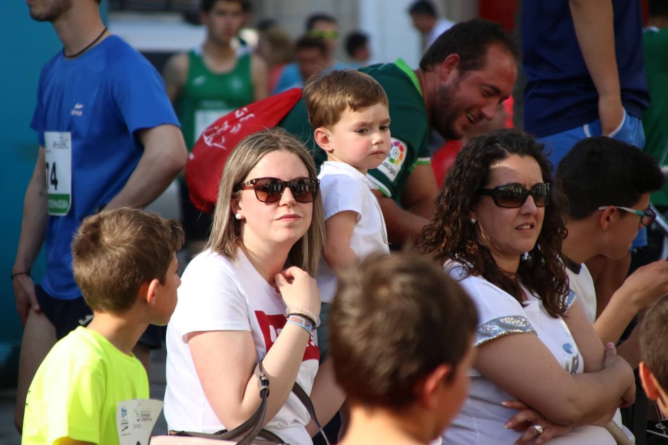 La Plaza de España de Jerez de los Caballeros acogió, ayer, la XXI Carrera Popular y VIII Caminata por la Salud y Solidaridad, organizada por la Concejalía de Juventud y Deportes del Ayuntamiento de Jerez con el apoyo del Programa de Dinamización Deportiva de la Mancomunidad Sierra Suroeste. Esta edición congregó a más de 250 participantes entre todas las categorías y se recaudaron 84 kilos de alimentos y 75 euros destinados a Cruz Roja en Jerez. La citada prueba se consagra, año tras año, como una de las citas deportivas ineludibles y más esperadas por los jerezanos y jerezanas. 