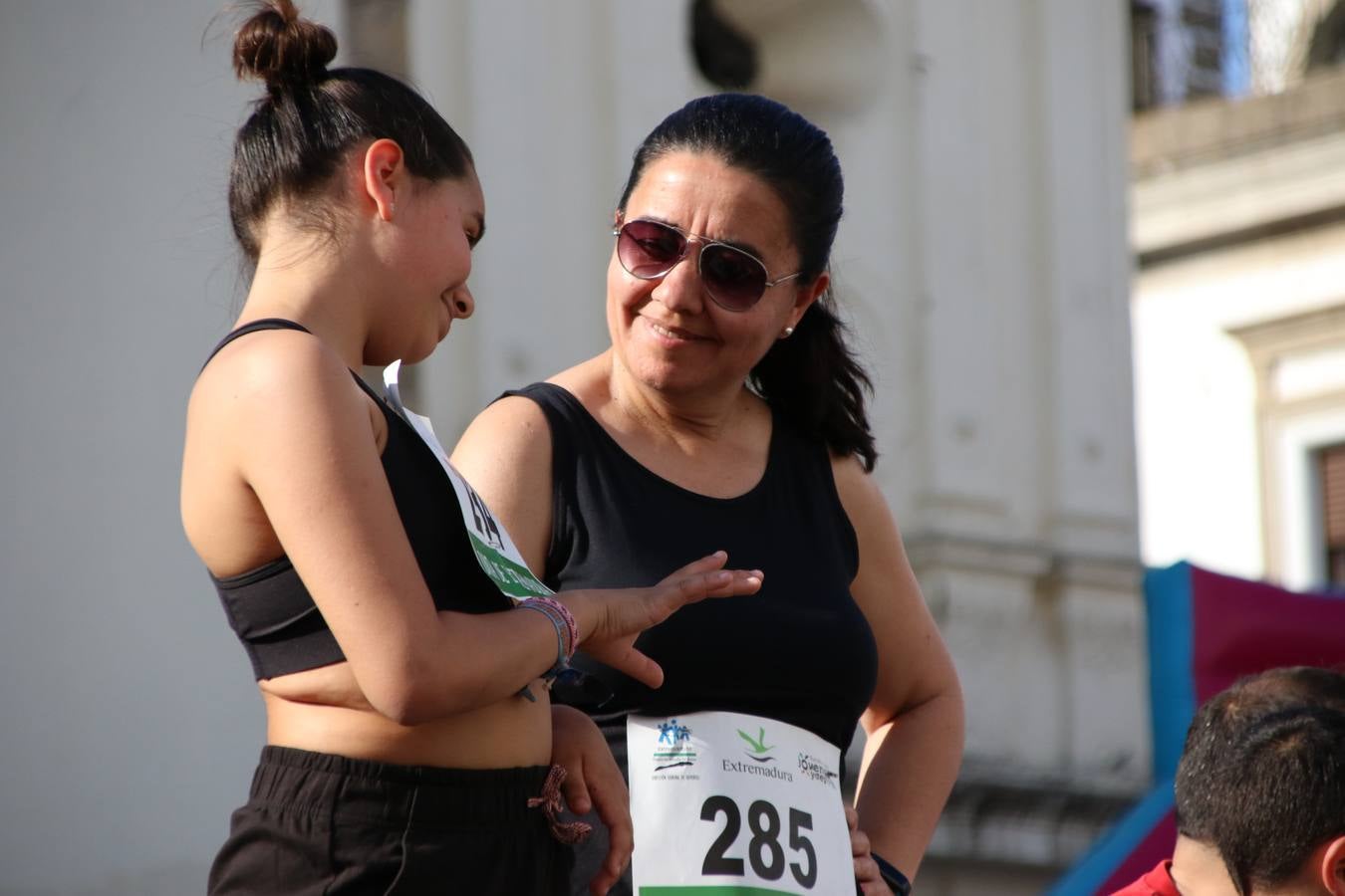 La Plaza de España de Jerez de los Caballeros acogió, ayer, la XXI Carrera Popular y VIII Caminata por la Salud y Solidaridad, organizada por la Concejalía de Juventud y Deportes del Ayuntamiento de Jerez con el apoyo del Programa de Dinamización Deportiva de la Mancomunidad Sierra Suroeste. Esta edición congregó a más de 250 participantes entre todas las categorías y se recaudaron 84 kilos de alimentos y 75 euros destinados a Cruz Roja en Jerez. La citada prueba se consagra, año tras año, como una de las citas deportivas ineludibles y más esperadas por los jerezanos y jerezanas. 