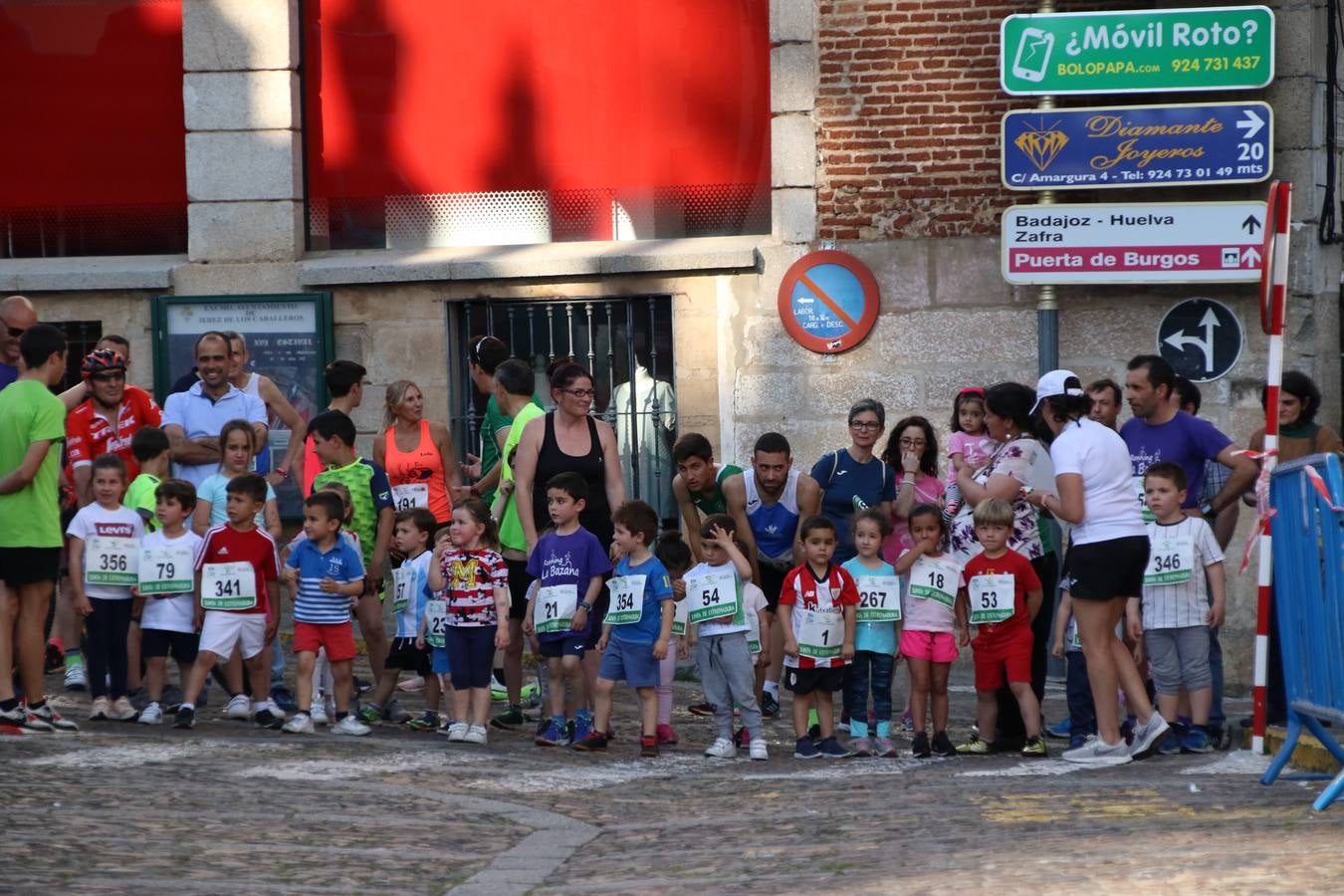 La Plaza de España de Jerez de los Caballeros acogió, ayer, la XXI Carrera Popular y VIII Caminata por la Salud y Solidaridad, organizada por la Concejalía de Juventud y Deportes del Ayuntamiento de Jerez con el apoyo del Programa de Dinamización Deportiva de la Mancomunidad Sierra Suroeste. Esta edición congregó a más de 250 participantes entre todas las categorías y se recaudaron 84 kilos de alimentos y 75 euros destinados a Cruz Roja en Jerez. La citada prueba se consagra, año tras año, como una de las citas deportivas ineludibles y más esperadas por los jerezanos y jerezanas. 
