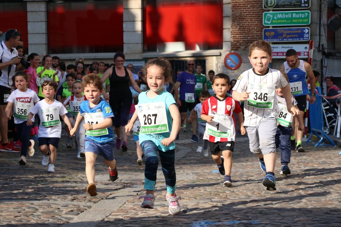 La Plaza de España de Jerez de los Caballeros acogió, ayer, la XXI Carrera Popular y VIII Caminata por la Salud y Solidaridad, organizada por la Concejalía de Juventud y Deportes del Ayuntamiento de Jerez con el apoyo del Programa de Dinamización Deportiva de la Mancomunidad Sierra Suroeste. Esta edición congregó a más de 250 participantes entre todas las categorías y se recaudaron 84 kilos de alimentos y 75 euros destinados a Cruz Roja en Jerez. La citada prueba se consagra, año tras año, como una de las citas deportivas ineludibles y más esperadas por los jerezanos y jerezanas. 