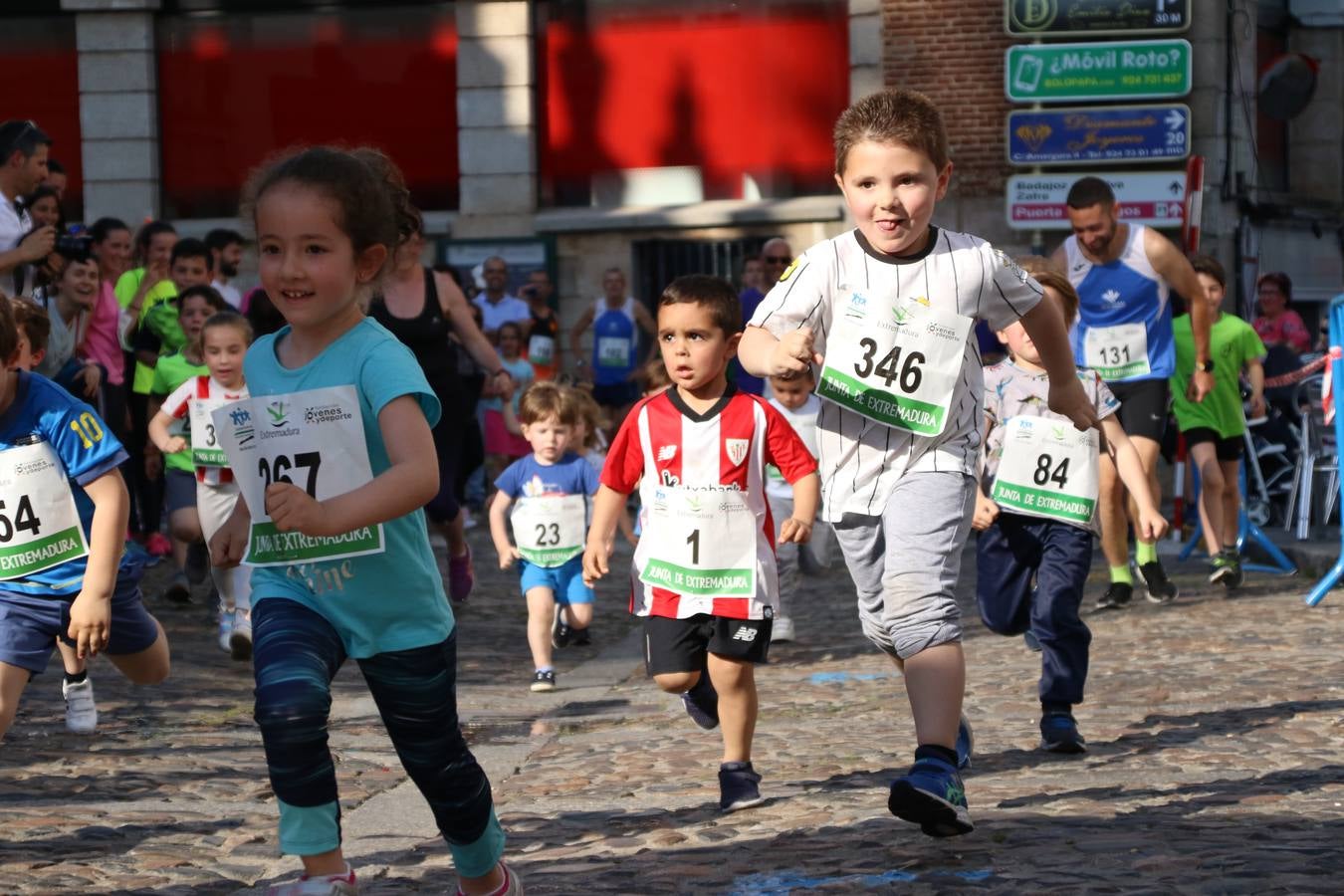 La Plaza de España de Jerez de los Caballeros acogió, ayer, la XXI Carrera Popular y VIII Caminata por la Salud y Solidaridad, organizada por la Concejalía de Juventud y Deportes del Ayuntamiento de Jerez con el apoyo del Programa de Dinamización Deportiva de la Mancomunidad Sierra Suroeste. Esta edición congregó a más de 250 participantes entre todas las categorías y se recaudaron 84 kilos de alimentos y 75 euros destinados a Cruz Roja en Jerez. La citada prueba se consagra, año tras año, como una de las citas deportivas ineludibles y más esperadas por los jerezanos y jerezanas. 