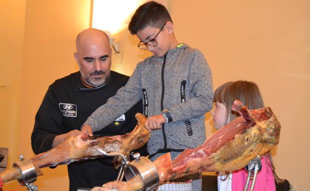 Escolares aprenden a apreciar las excelentes cualidades del jamón ibérico de bellota
