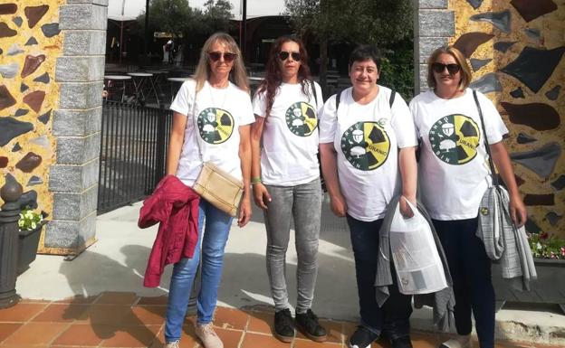 Miembros de la Plataforma 'Dehesa sin uranio' ayer en el recinto ferial de Jerez de los Caballeros.