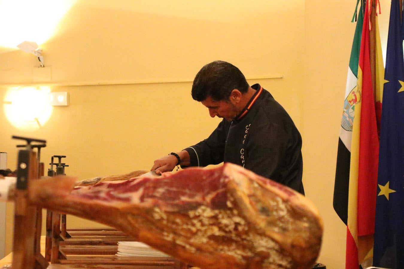 La empresa familiar 'Oro Graso', de Higuera la Real, se ha proclamado ganadora del XXX Concurso 'Jamón de Oro', cuya cata y puntuación se ha celebrado, esta mañana, en el marco del XXX Salón del Jamón Ibérico. El Trofeo 'Jamón de Plata', ha correspondido a 'Embutidos Morato' y el Trofeo 'Jamón de Bronce' a 'Victoriano Contreras Barragán Hermanos'.