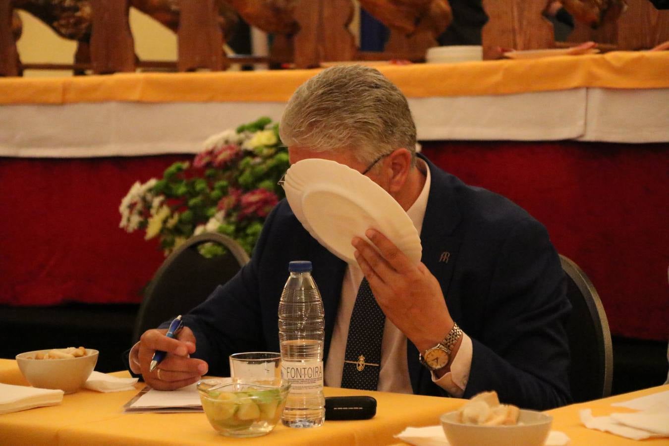 La empresa familiar 'Oro Graso', de Higuera la Real, se ha proclamado ganadora del XXX Concurso 'Jamón de Oro', cuya cata y puntuación se ha celebrado, esta mañana, en el marco del XXX Salón del Jamón Ibérico. El Trofeo 'Jamón de Plata', ha correspondido a 'Embutidos Morato' y el Trofeo 'Jamón de Bronce' a 'Victoriano Contreras Barragán Hermanos'.