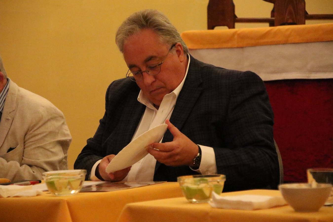La empresa familiar 'Oro Graso', de Higuera la Real, se ha proclamado ganadora del XXX Concurso 'Jamón de Oro', cuya cata y puntuación se ha celebrado, esta mañana, en el marco del XXX Salón del Jamón Ibérico. El Trofeo 'Jamón de Plata', ha correspondido a 'Embutidos Morato' y el Trofeo 'Jamón de Bronce' a 'Victoriano Contreras Barragán Hermanos'.