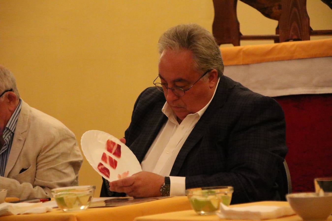 La empresa familiar 'Oro Graso', de Higuera la Real, se ha proclamado ganadora del XXX Concurso 'Jamón de Oro', cuya cata y puntuación se ha celebrado, esta mañana, en el marco del XXX Salón del Jamón Ibérico. El Trofeo 'Jamón de Plata', ha correspondido a 'Embutidos Morato' y el Trofeo 'Jamón de Bronce' a 'Victoriano Contreras Barragán Hermanos'.
