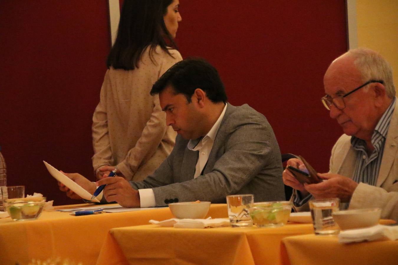 La empresa familiar 'Oro Graso', de Higuera la Real, se ha proclamado ganadora del XXX Concurso 'Jamón de Oro', cuya cata y puntuación se ha celebrado, esta mañana, en el marco del XXX Salón del Jamón Ibérico. El Trofeo 'Jamón de Plata', ha correspondido a 'Embutidos Morato' y el Trofeo 'Jamón de Bronce' a 'Victoriano Contreras Barragán Hermanos'.
