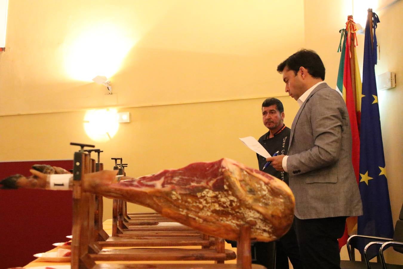 La empresa familiar 'Oro Graso', de Higuera la Real, se ha proclamado ganadora del XXX Concurso 'Jamón de Oro', cuya cata y puntuación se ha celebrado, esta mañana, en el marco del XXX Salón del Jamón Ibérico. El Trofeo 'Jamón de Plata', ha correspondido a 'Embutidos Morato' y el Trofeo 'Jamón de Bronce' a 'Victoriano Contreras Barragán Hermanos'.