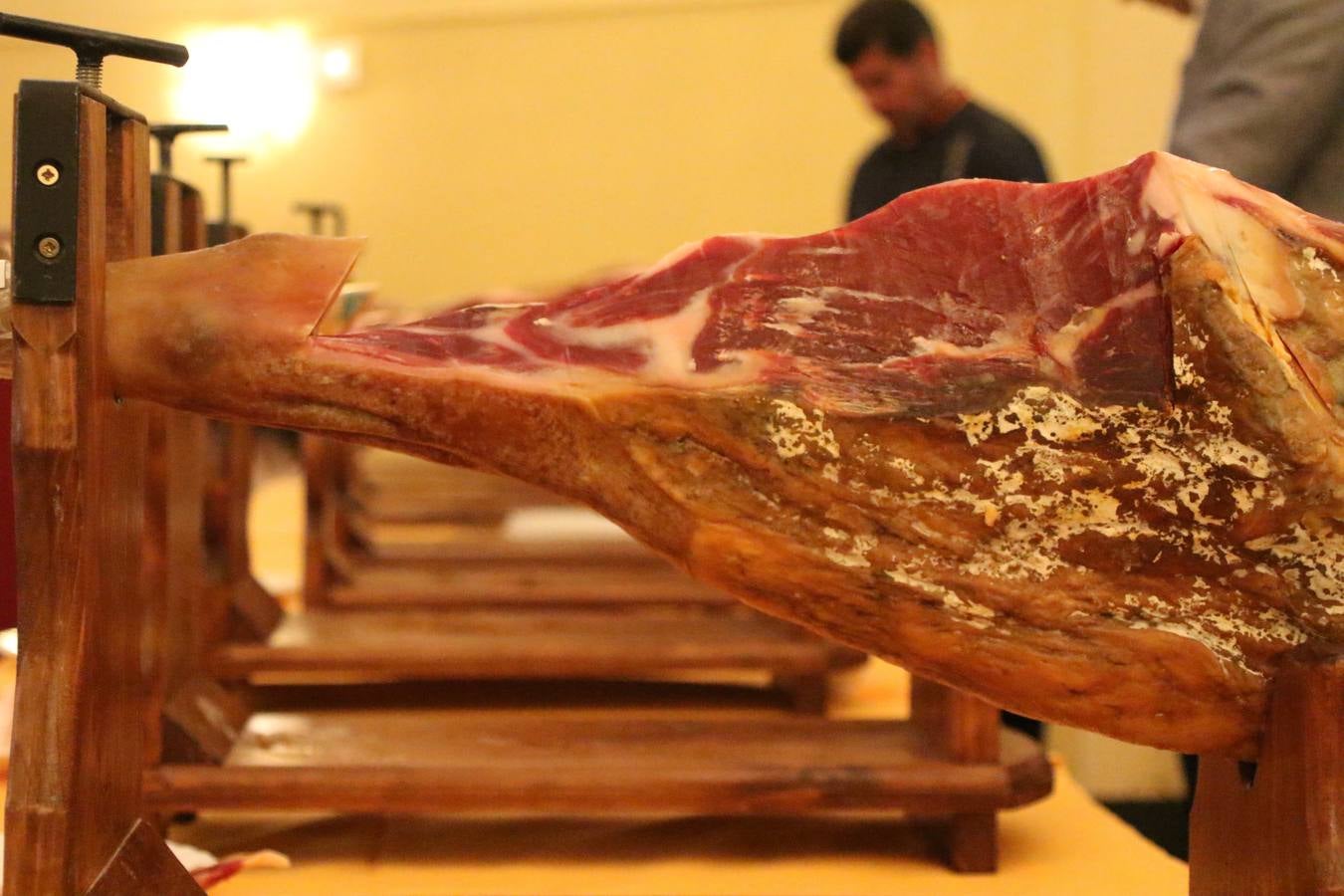 La empresa familiar 'Oro Graso', de Higuera la Real, se ha proclamado ganadora del XXX Concurso 'Jamón de Oro', cuya cata y puntuación se ha celebrado, esta mañana, en el marco del XXX Salón del Jamón Ibérico. El Trofeo 'Jamón de Plata', ha correspondido a 'Embutidos Morato' y el Trofeo 'Jamón de Bronce' a 'Victoriano Contreras Barragán Hermanos'.