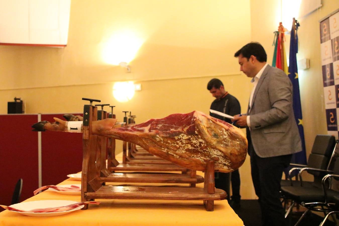 La empresa familiar 'Oro Graso', de Higuera la Real, se ha proclamado ganadora del XXX Concurso 'Jamón de Oro', cuya cata y puntuación se ha celebrado, esta mañana, en el marco del XXX Salón del Jamón Ibérico. El Trofeo 'Jamón de Plata', ha correspondido a 'Embutidos Morato' y el Trofeo 'Jamón de Bronce' a 'Victoriano Contreras Barragán Hermanos'.