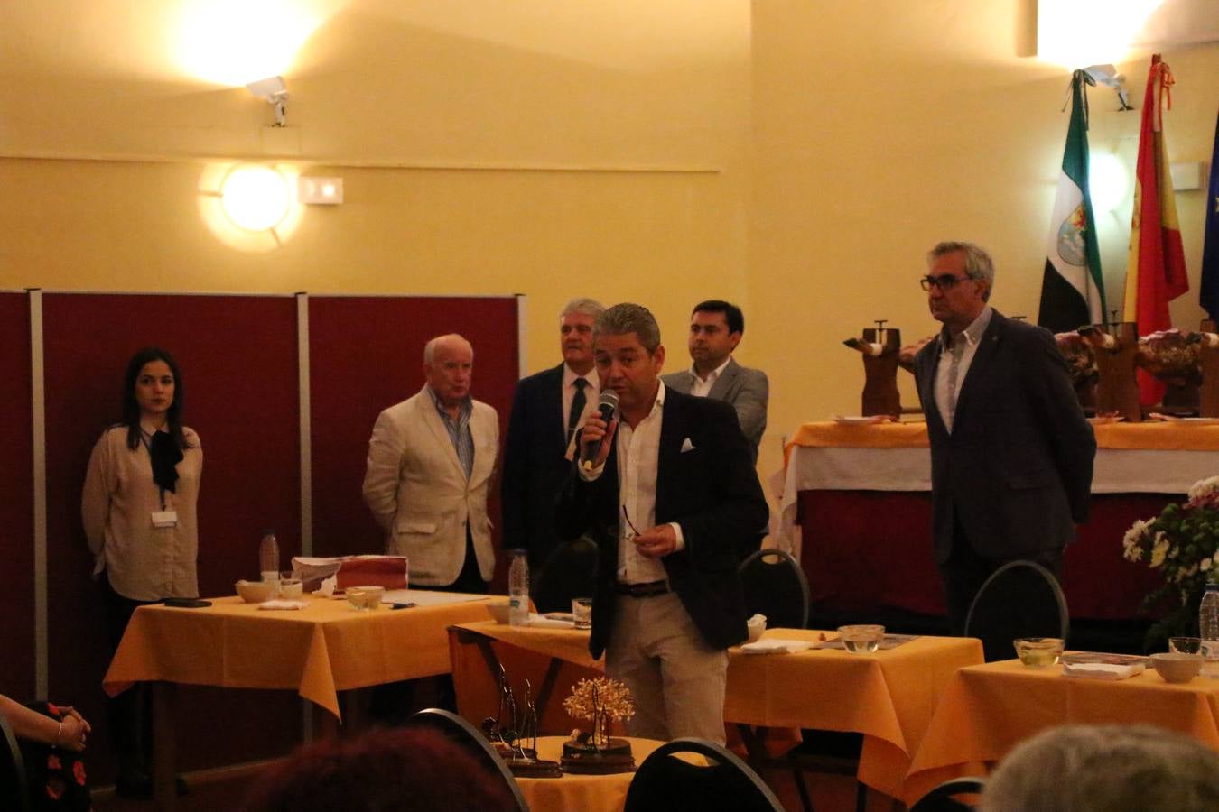 La empresa familiar 'Oro Graso', de Higuera la Real, se ha proclamado ganadora del XXX Concurso 'Jamón de Oro', cuya cata y puntuación se ha celebrado, esta mañana, en el marco del XXX Salón del Jamón Ibérico. El Trofeo 'Jamón de Plata', ha correspondido a 'Embutidos Morato' y el Trofeo 'Jamón de Bronce' a 'Victoriano Contreras Barragán Hermanos'.