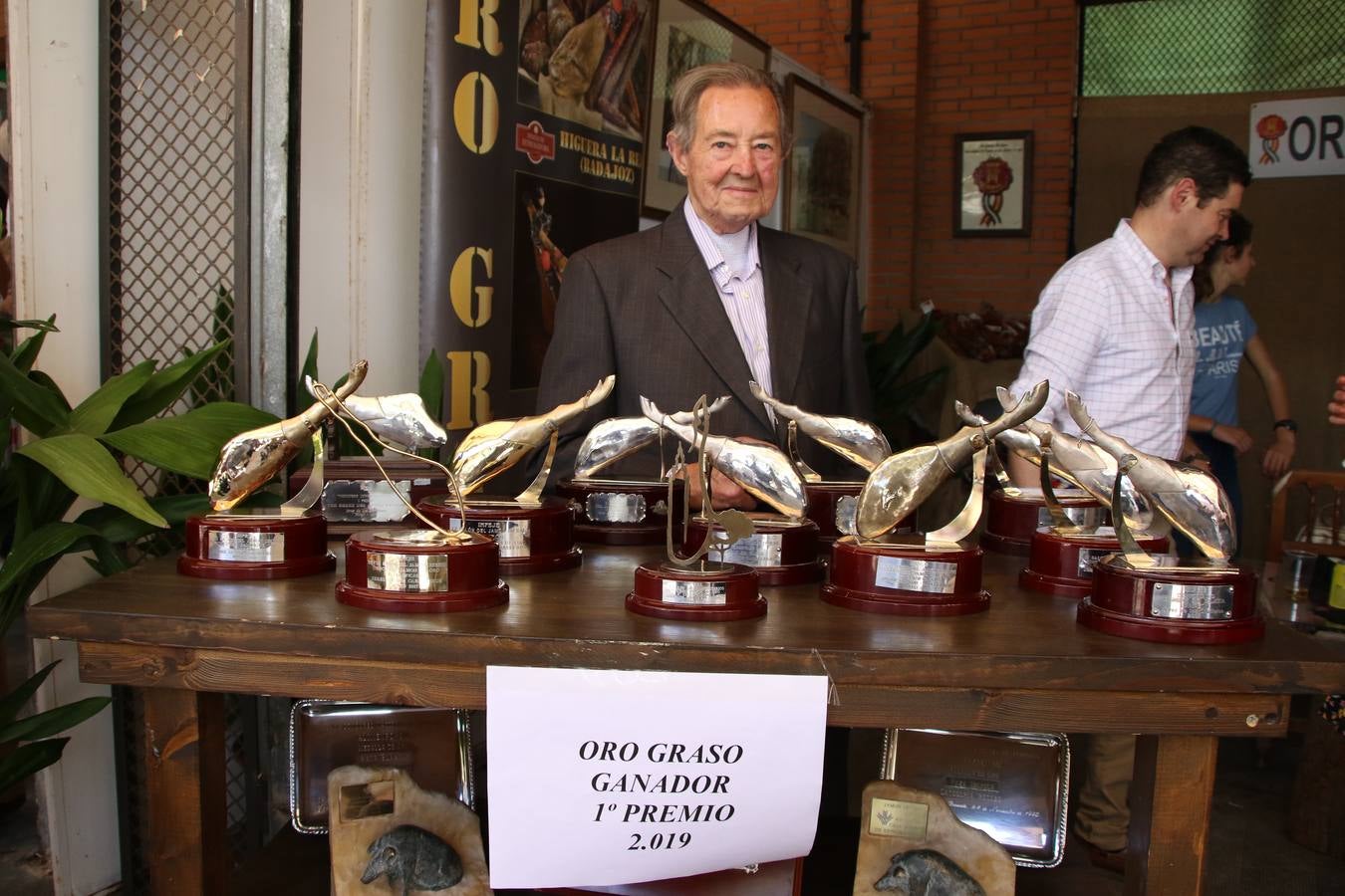 La empresa familiar 'Oro Graso', de Higuera la Real, se ha proclamado ganadora del XXX Concurso 'Jamón de Oro', cuya cata y puntuación se ha celebrado, esta mañana, en el marco del XXX Salón del Jamón Ibérico. El Trofeo 'Jamón de Plata', ha correspondido a 'Embutidos Morato' y el Trofeo 'Jamón de Bronce' a 'Victoriano Contreras Barragán Hermanos'.