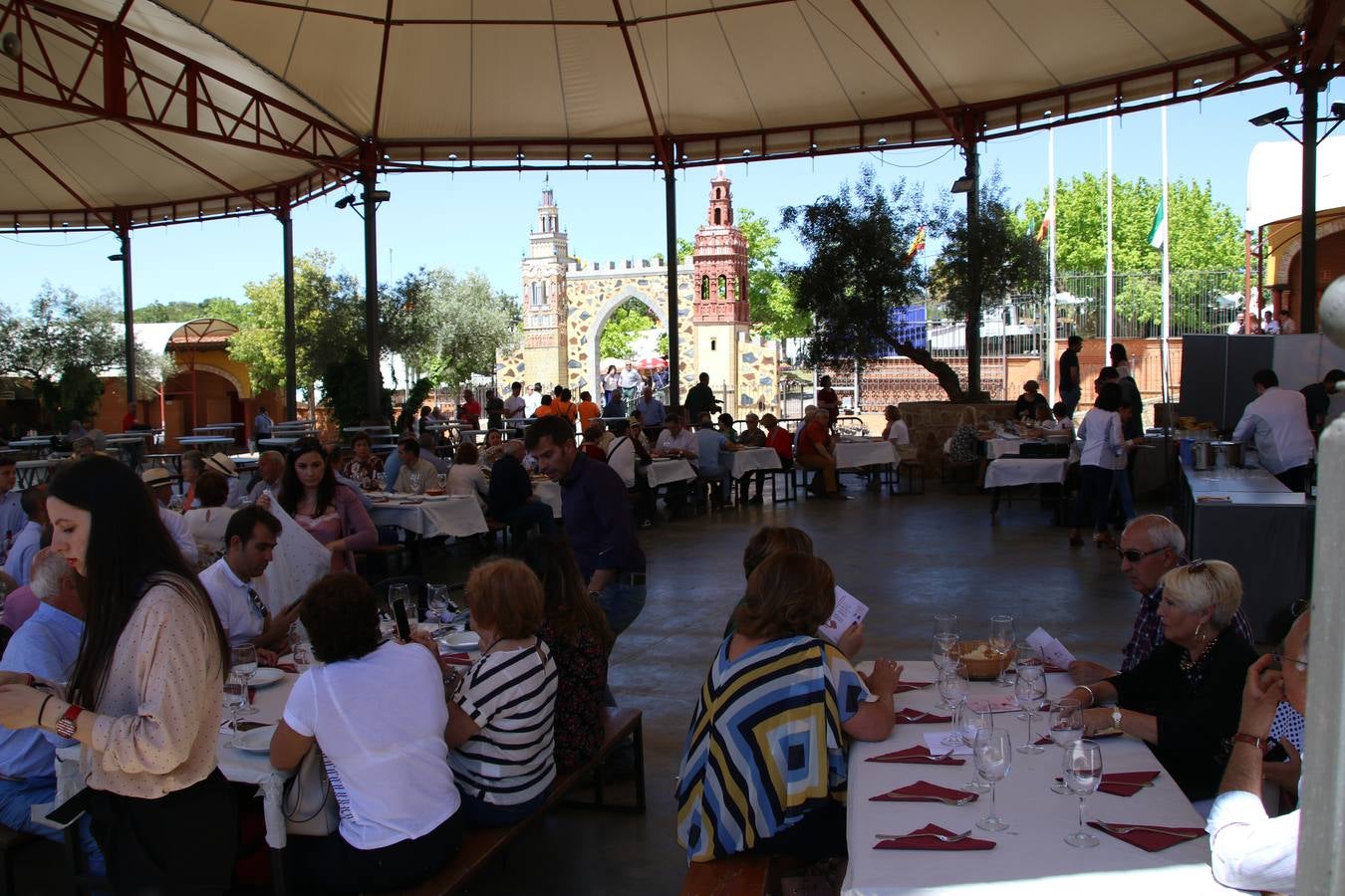 La plaza del recinto ferial de Jerez, escenario del XXX Salón del Jamón Ibérico, se ha llenado, esta mañana, de la excelencia de algunos de los productos más representativos de la gastronomía extremeña, entre ellos el manjar de la dehesa, con la celebración de las I Jornadas enogastronómicas, al frente de cuyo desarrollo ha estado el chef jerezano, Tomás Carbonero.