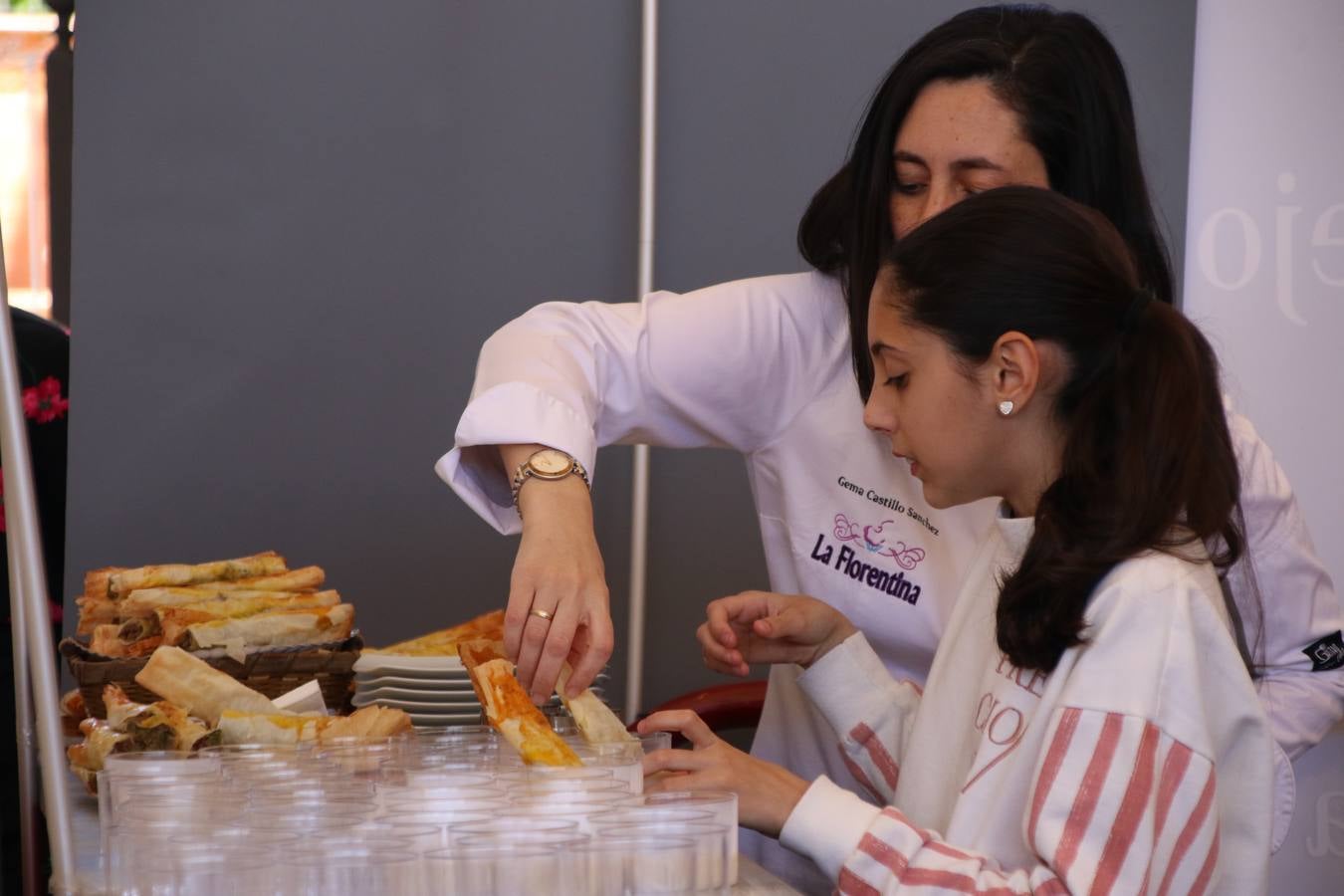 La plaza del recinto ferial de Jerez, escenario del XXX Salón del Jamón Ibérico, se ha llenado, esta mañana, de la excelencia de algunos de los productos más representativos de la gastronomía extremeña, entre ellos el manjar de la dehesa, con la celebración de las I Jornadas enogastronómicas, al frente de cuyo desarrollo ha estado el chef jerezano, Tomás Carbonero.