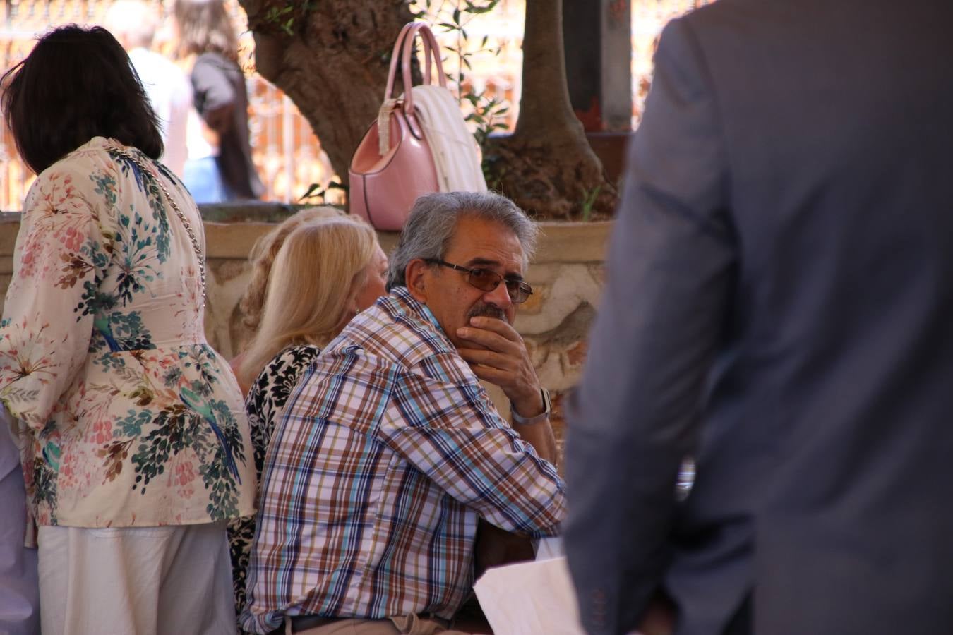 La plaza del recinto ferial de Jerez, escenario del XXX Salón del Jamón Ibérico, se ha llenado, esta mañana, de la excelencia de algunos de los productos más representativos de la gastronomía extremeña, entre ellos el manjar de la dehesa, con la celebración de las I Jornadas enogastronómicas, al frente de cuyo desarrollo ha estado el chef jerezano, Tomás Carbonero.